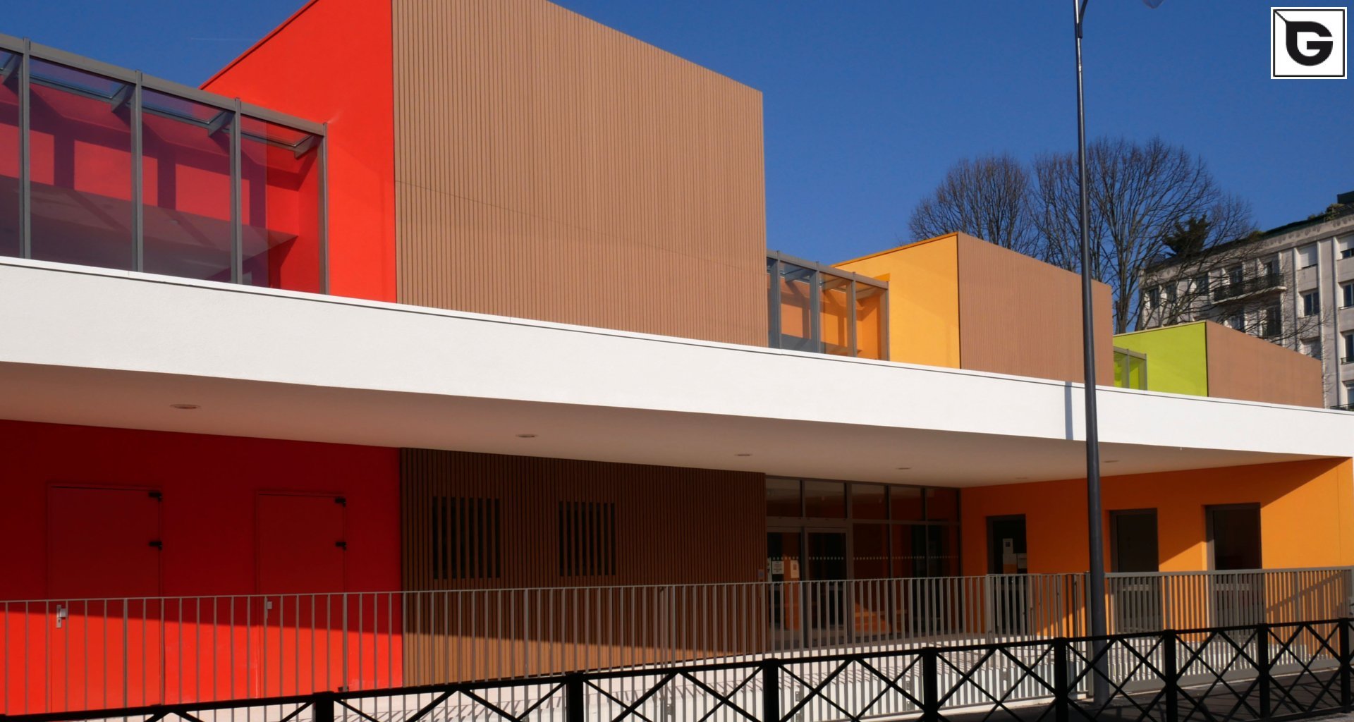 Institutionelle Einrichtungen_Offene Fassadenverkleidung - verti._Gebogene Profilen