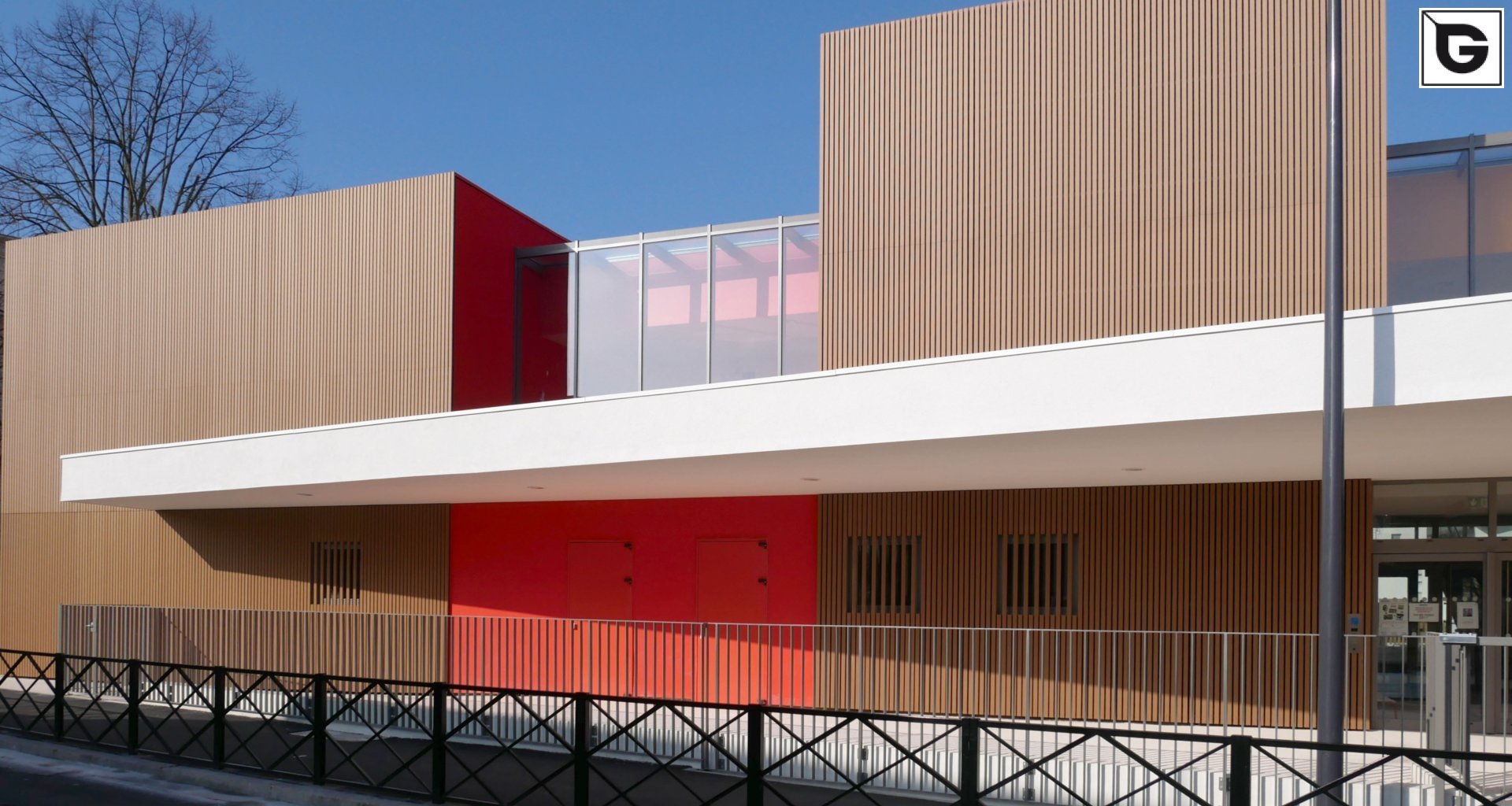 Institutionelle Einrichtungen_Offene Fassadenverkleidung - verti._Gebogene Profilen