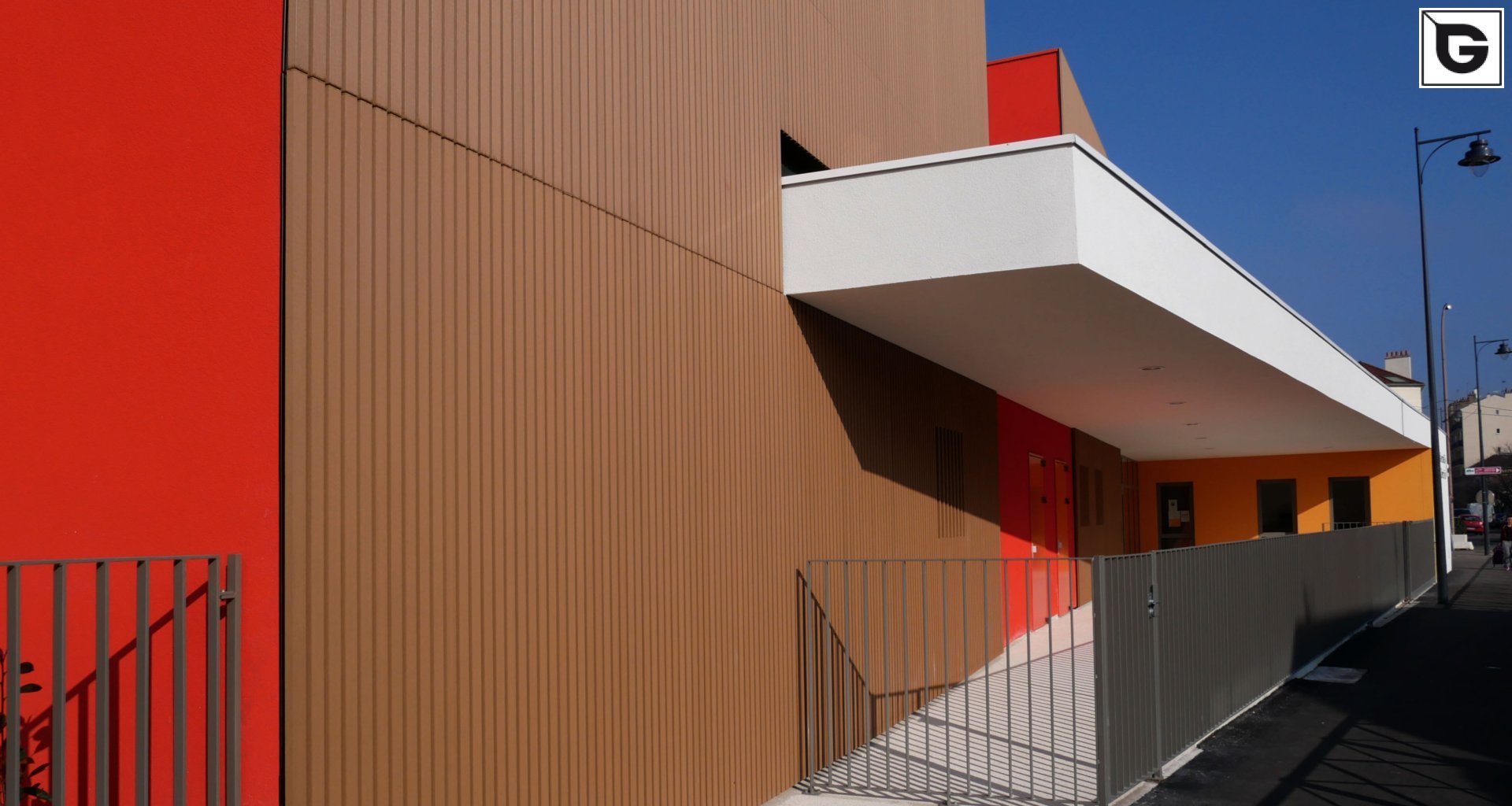 Institutionelle Einrichtungen_Offene Fassadenverkleidung - verti._Gebogene Profilen