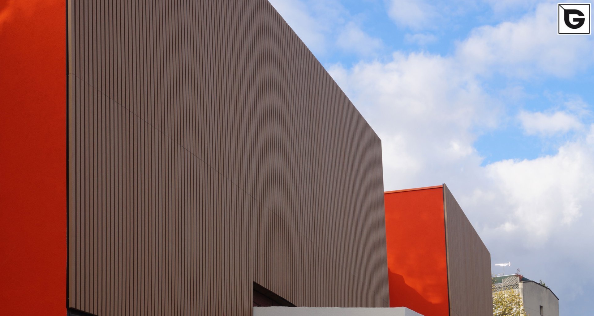 Institutionelle Einrichtungen_Offene Fassadenverkleidung - verti._Gebogene Profilen