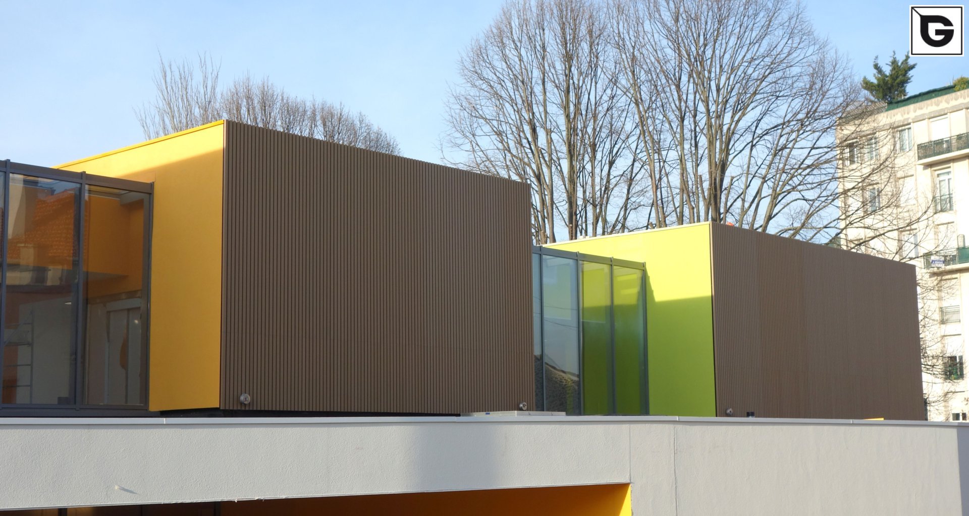 Institutionelle Einrichtungen_Offene Fassadenverkleidung - verti._Gebogene Profilen