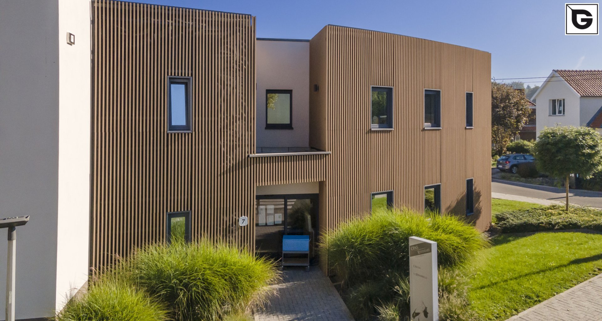 Institutionelle Einrichtungen_Offene Fassadenverkleidung - verti._Gebogene Profilen