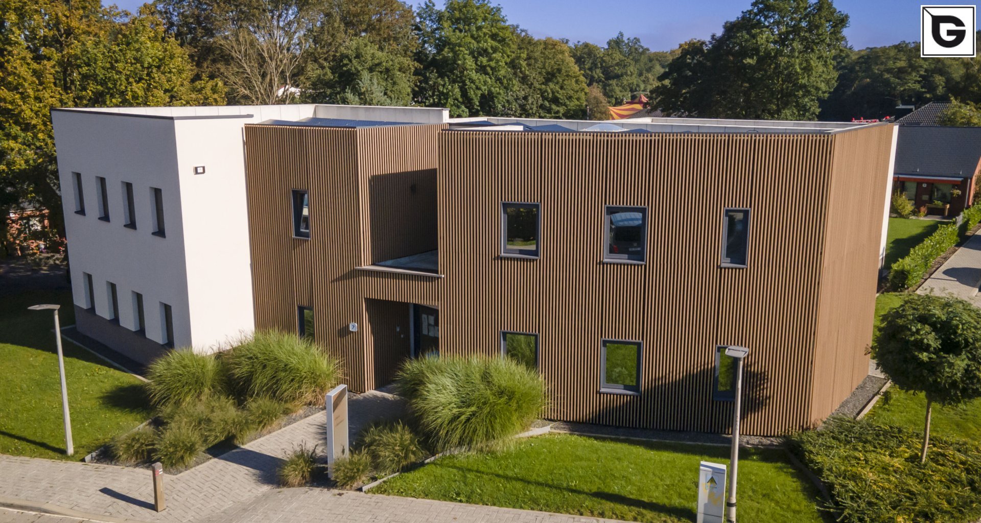 Institutionelle Einrichtungen_Offene Fassadenverkleidung - verti._Gebogene Profilen