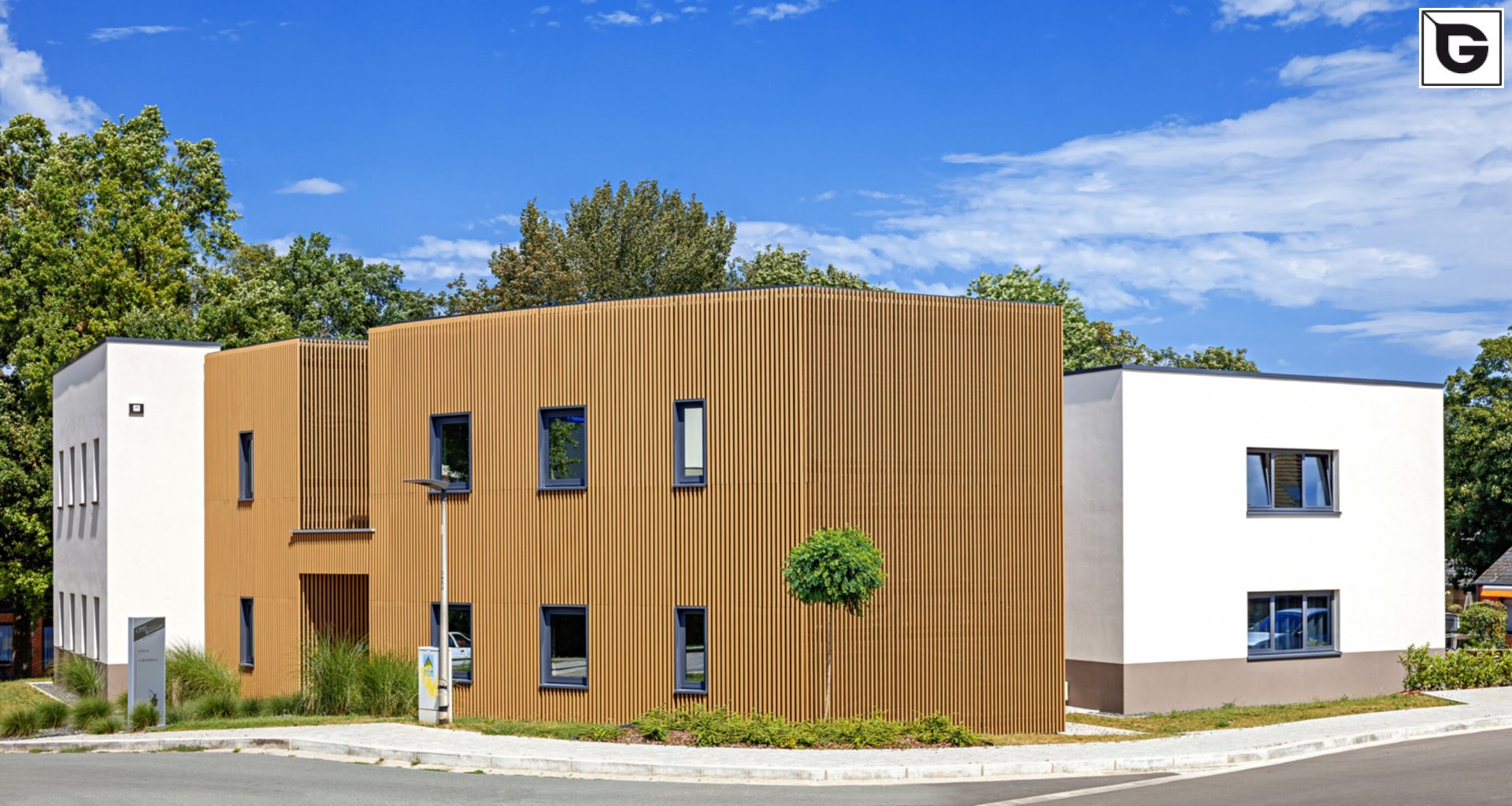 Institutionelle Einrichtungen_Offene Fassadenverkleidung - verti._Gebogene Profilen