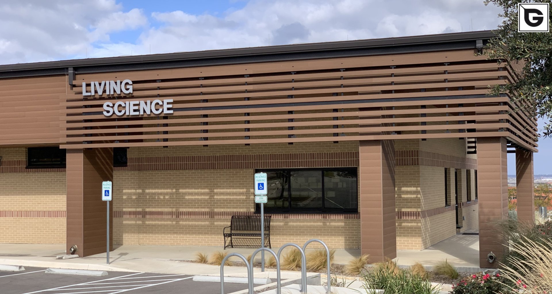 Institutionelle Einrichtungen_Fassadenverkleidung - horizontal_Gebogene Profilen