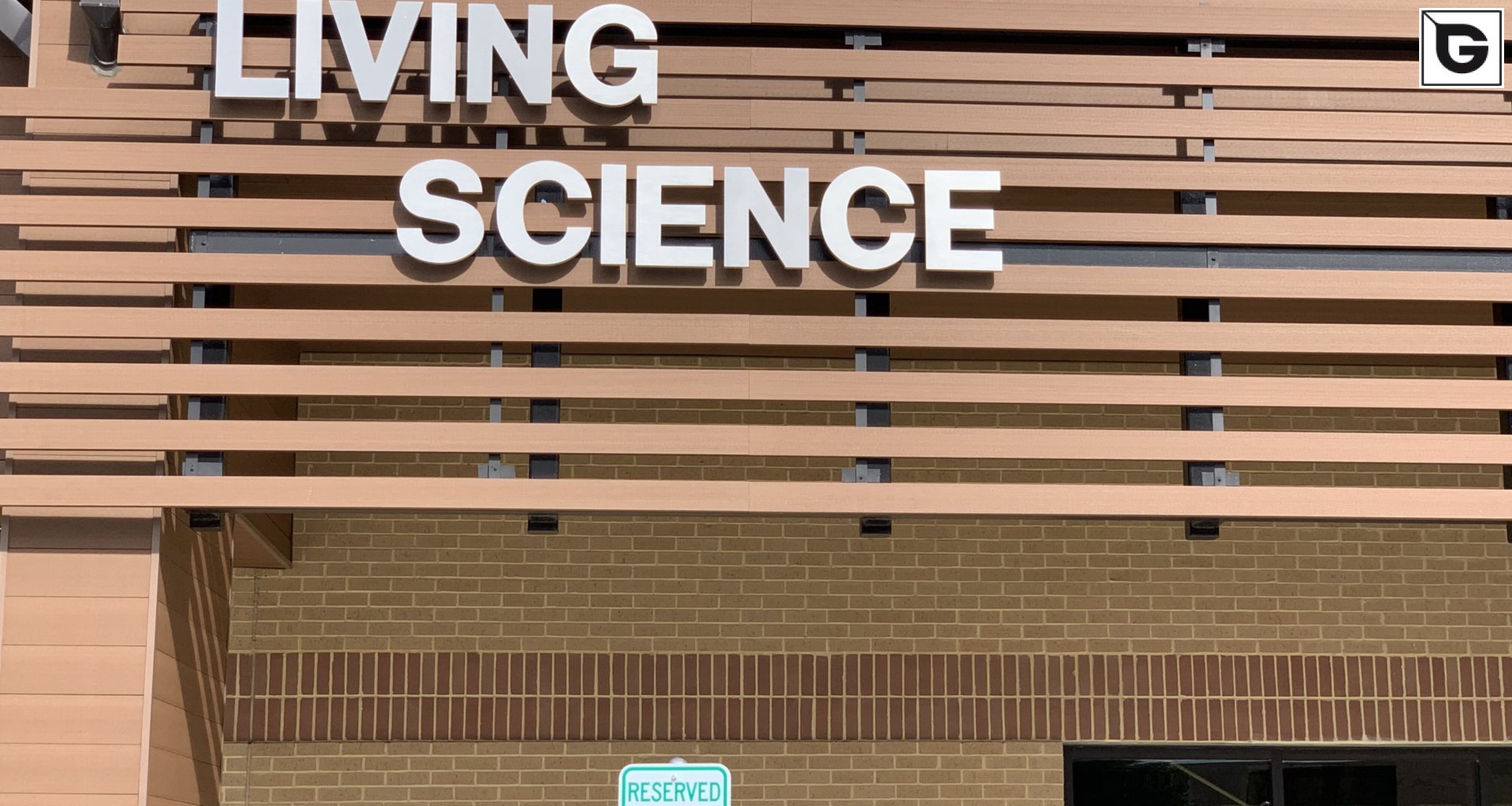 Institutionelle Einrichtungen_Fassadenverkleidung - horizontal_Gebogene Profilen