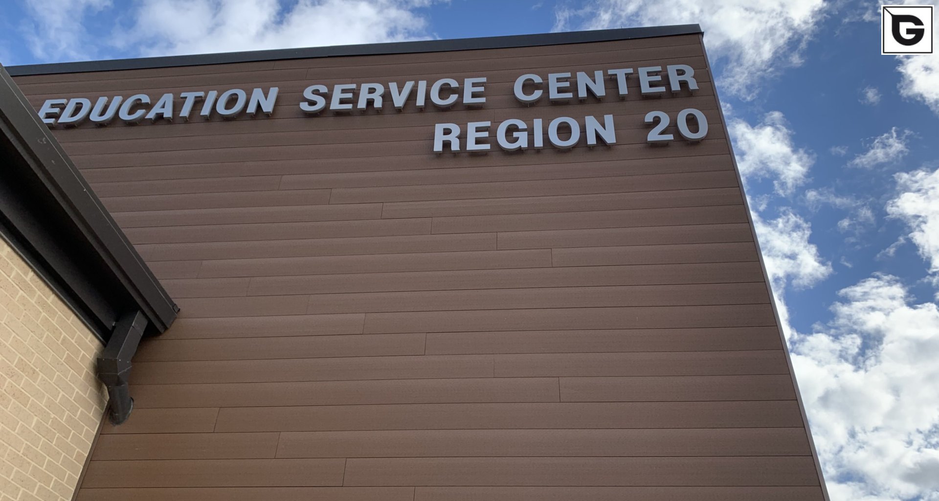 Institutionelle Einrichtungen_Fassadenverkleidung - horizontal_Gebogene Profilen