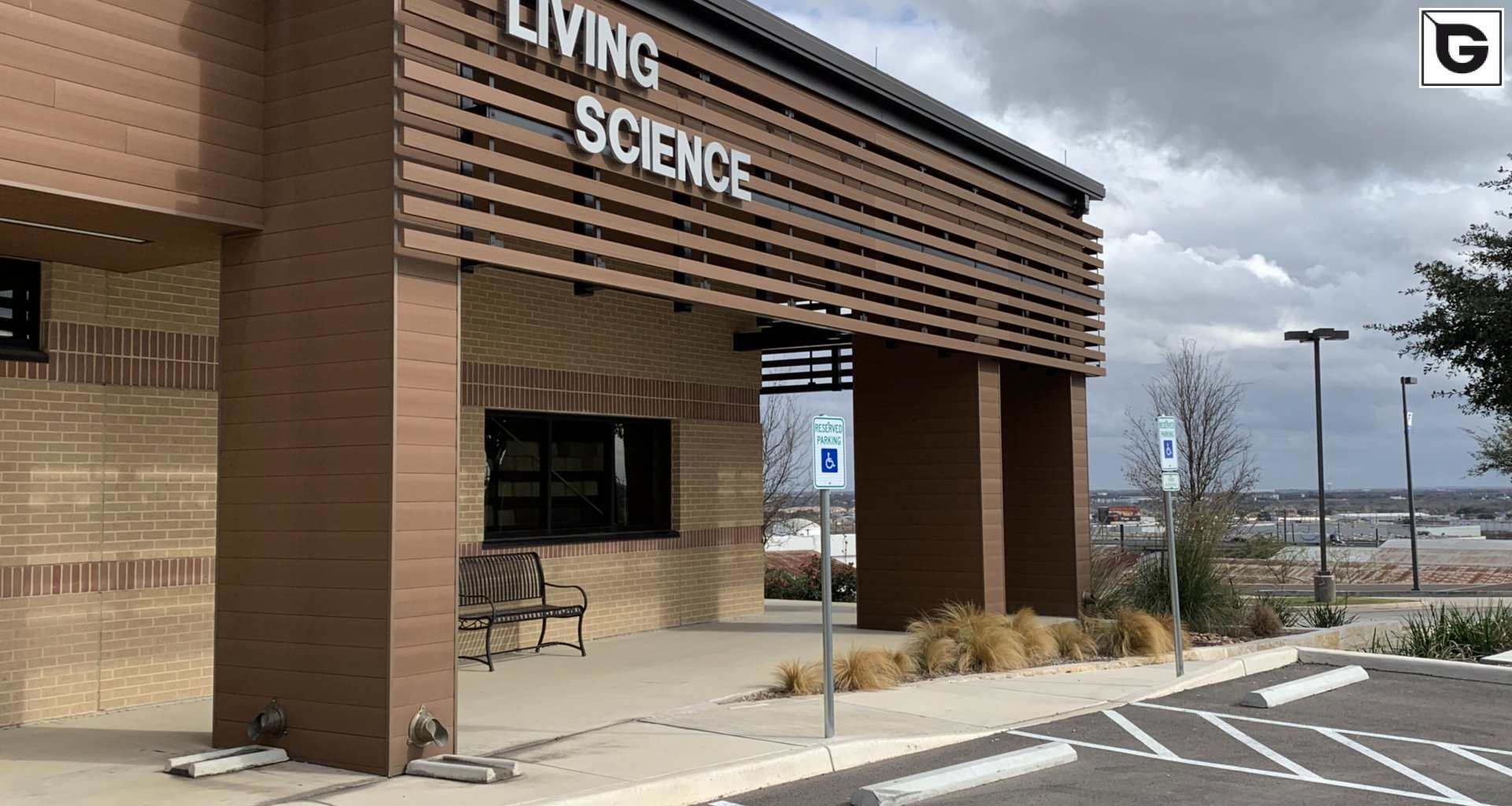 Institutionelle Einrichtungen_Fassadenverkleidung - horizontal_Gebogene Profilen