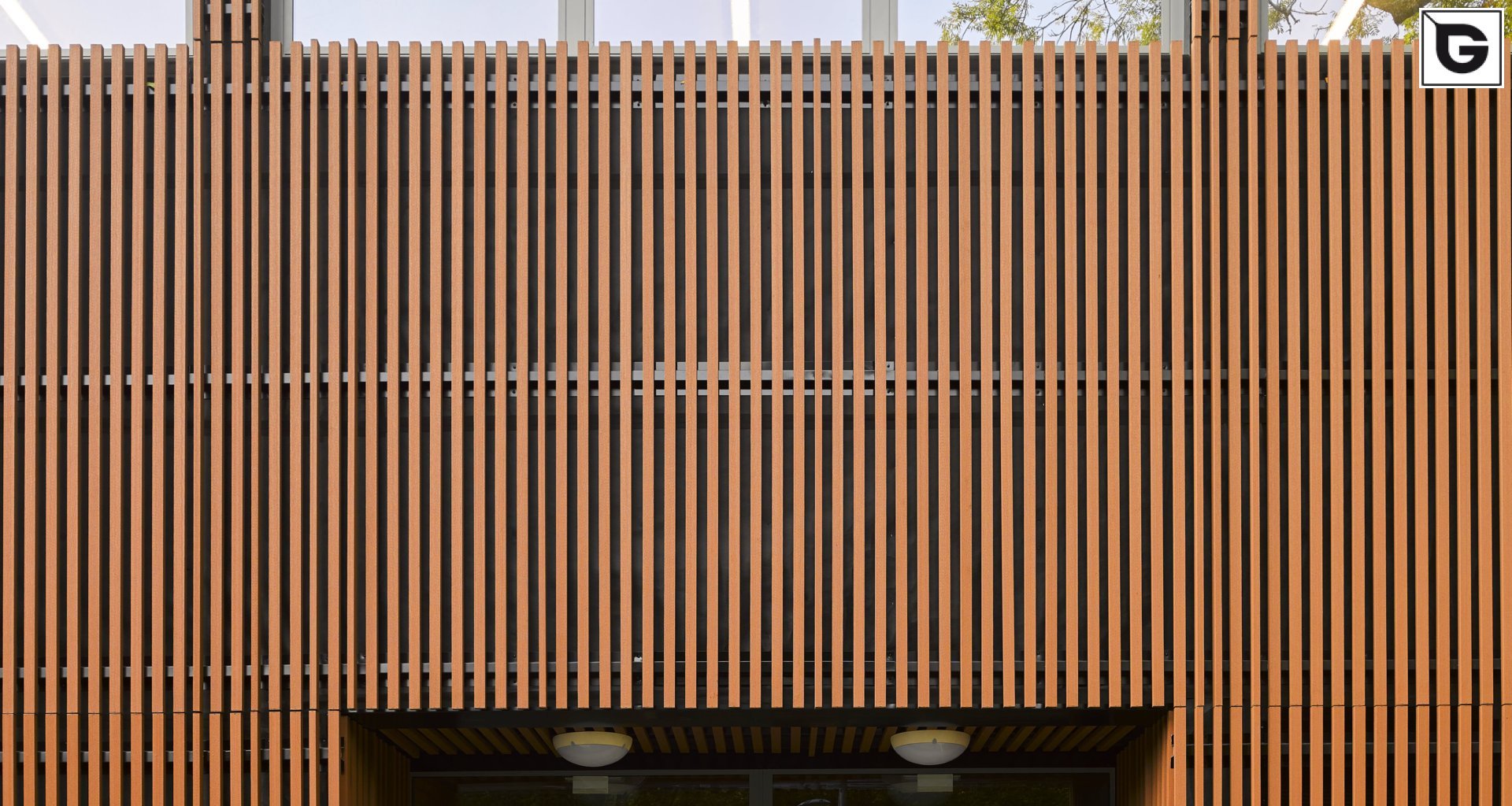 Institutionelle Einrichtungen_Offene Fassadenverkleidung - verti._Sporteinrichtung