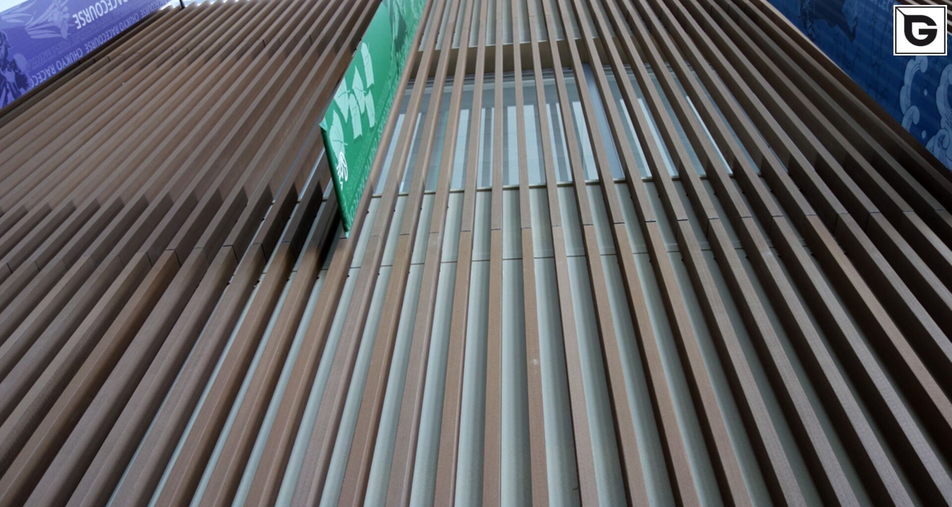 Institutionelle Einrichtungen_Offene Fassadenverkleidung - verti._Sporteinrichtung