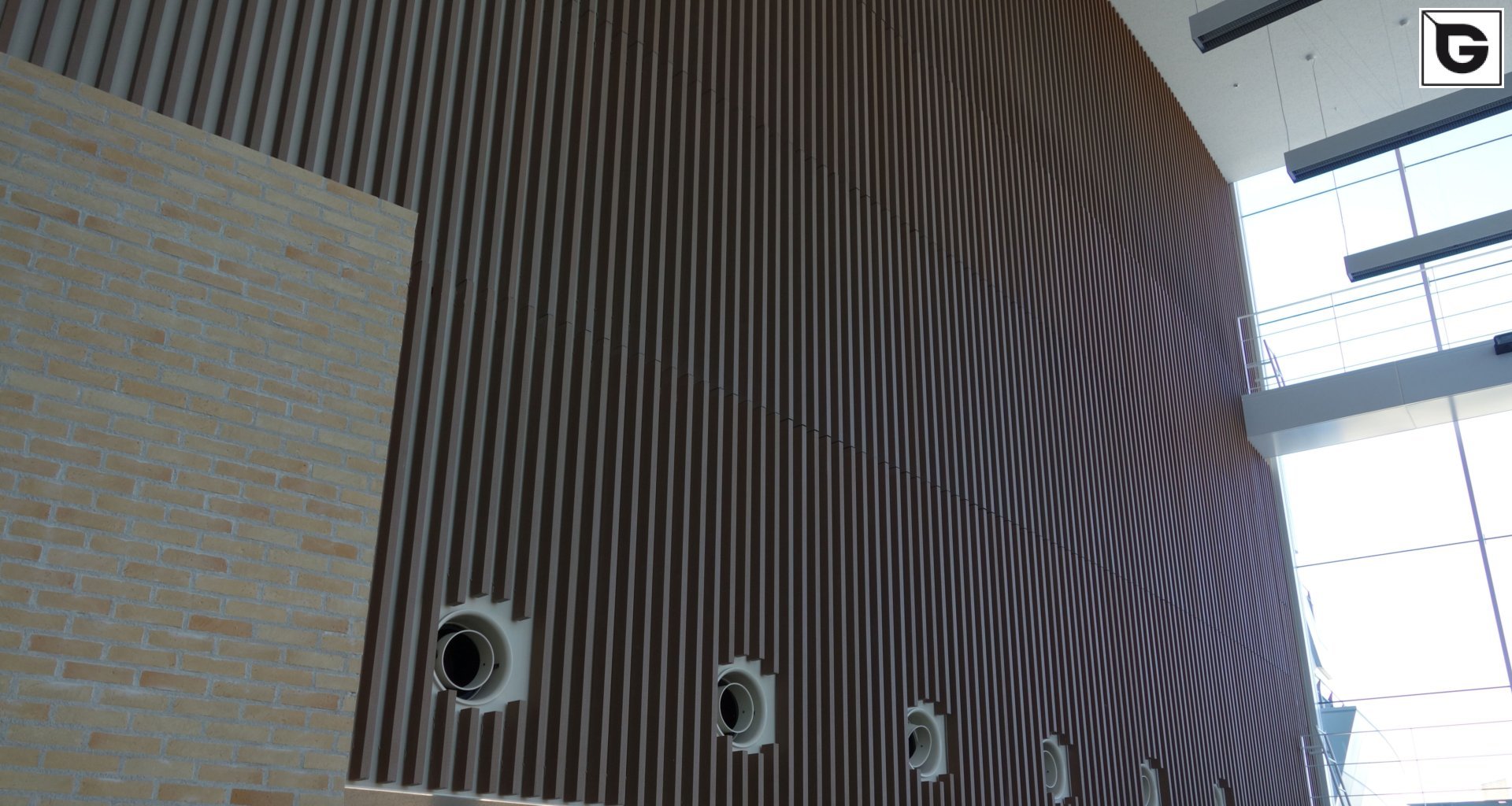 Institutionelle Einrichtungen_Offene Fassadenverkleidung - verti._Sporteinrichtung