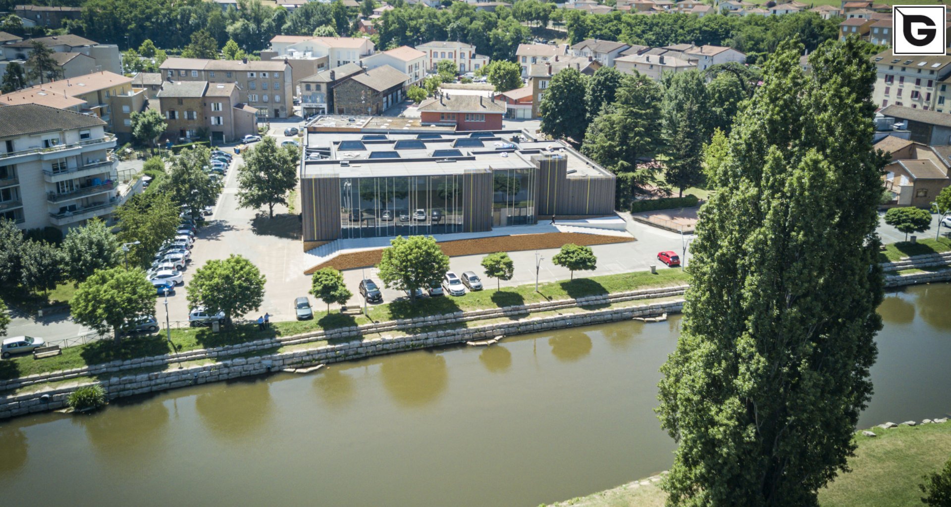 Institutionelle Einrichtungen_Offene Fassadenverkleidung - verti._Sporteinrichtung