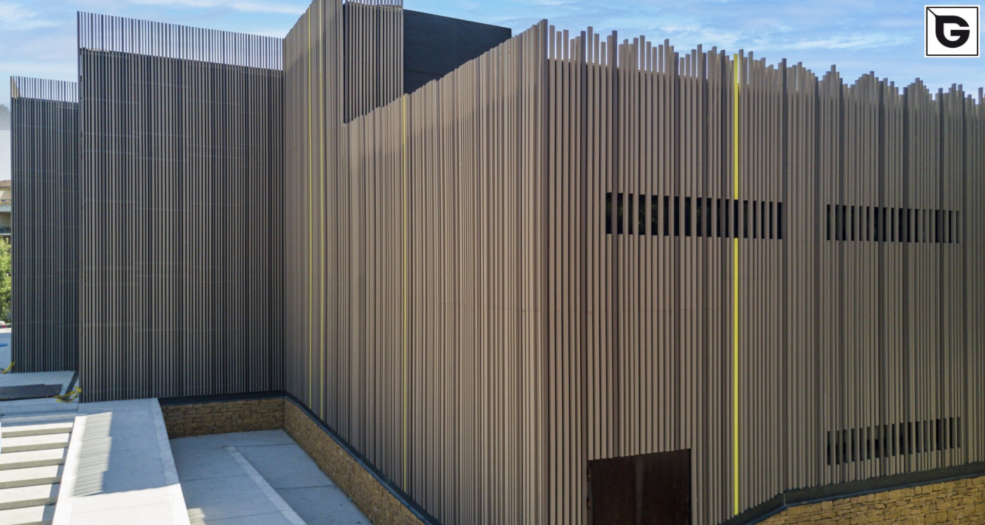 Institutionelle Einrichtungen_Offene Fassadenverkleidung - verti._Sporteinrichtung