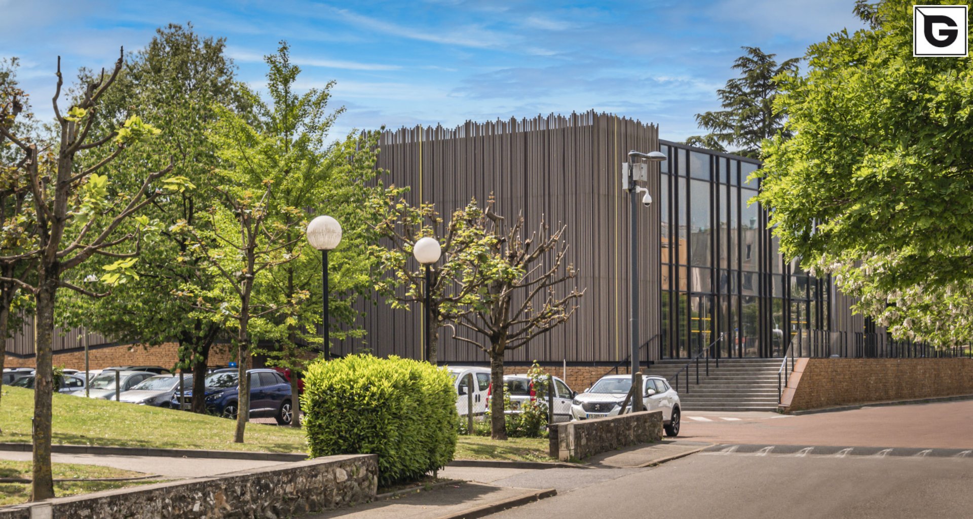 Institutionelle Einrichtungen_Offene Fassadenverkleidung - verti._Sporteinrichtung