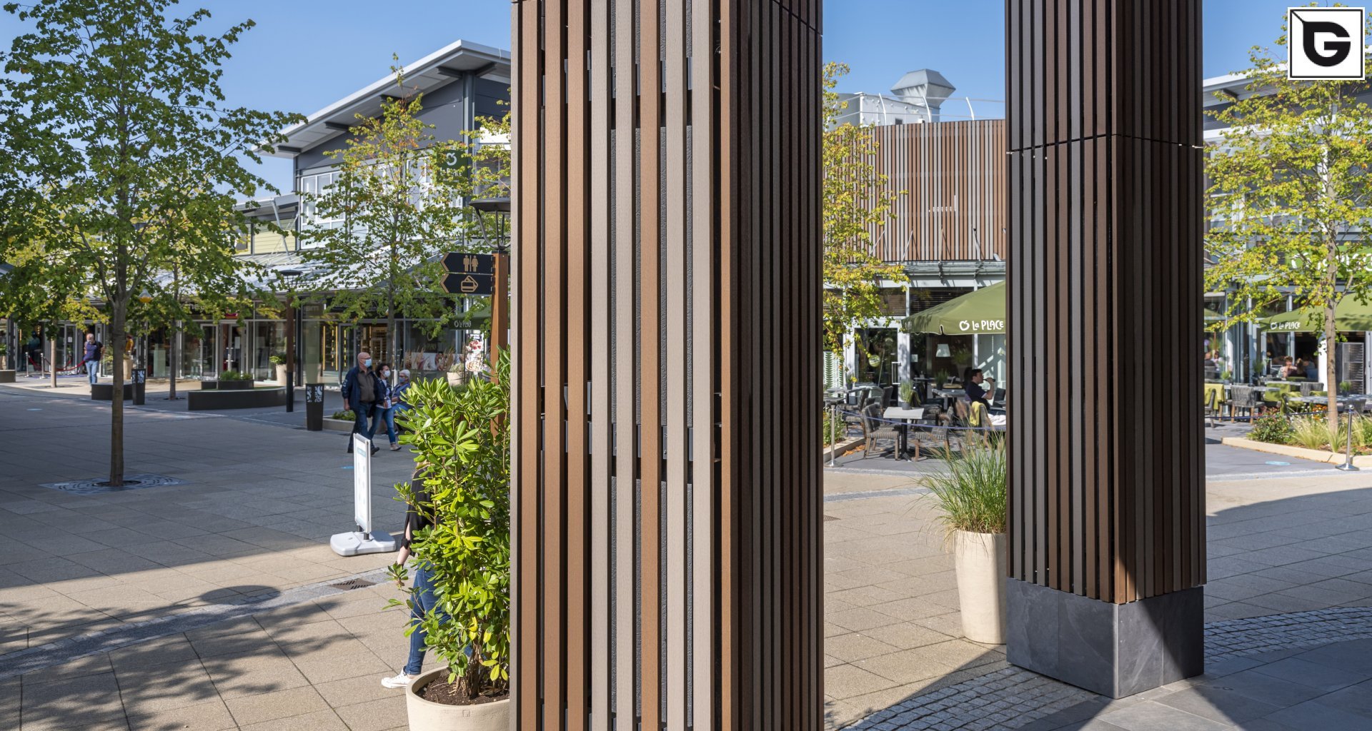 Kaufmännische Gebäude_Offene Fassadenverkleidung - verti._Einkaufszentrum