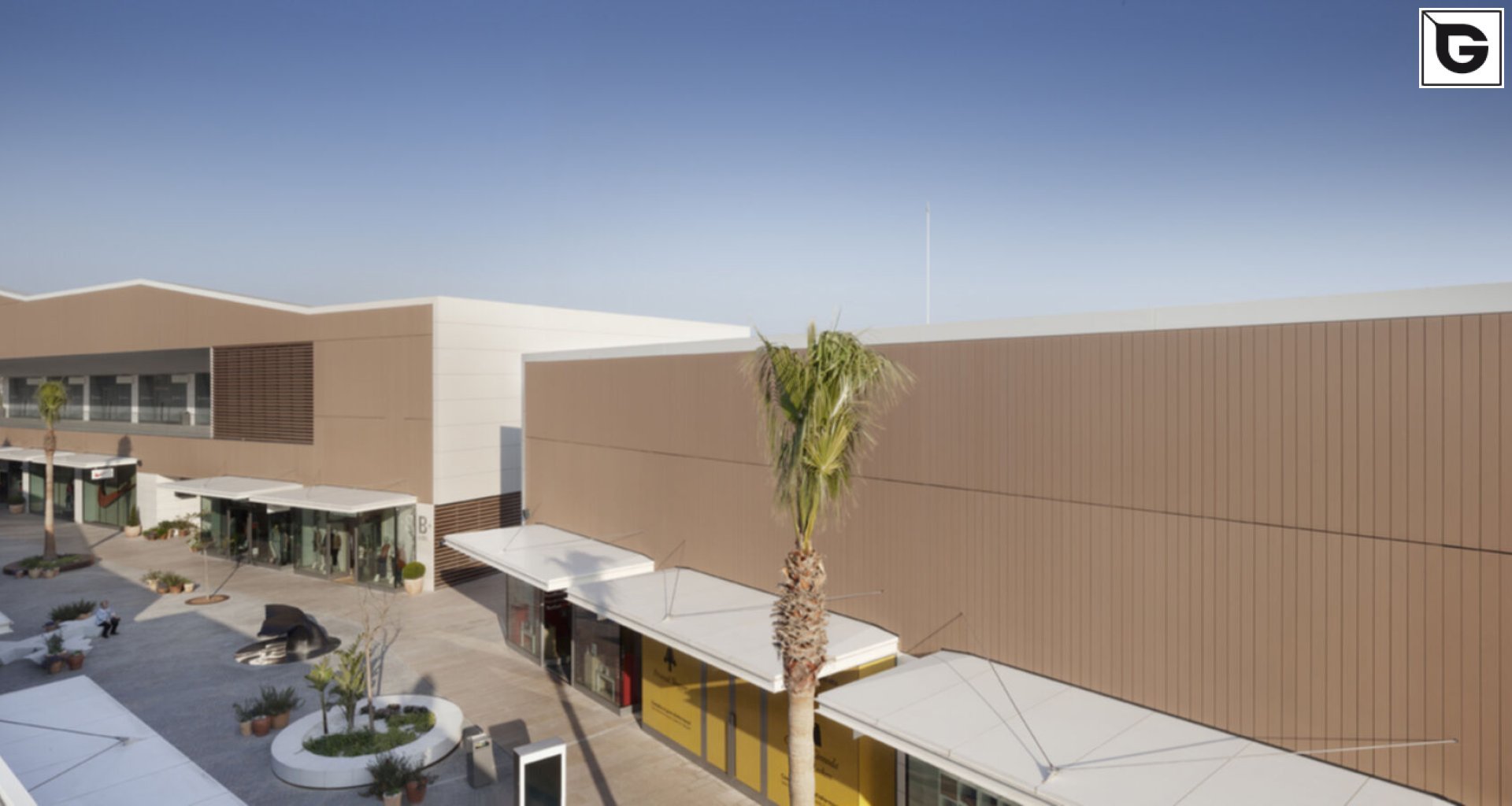 Kaufmännische Gebäude_Verti & Horiz Fassadenverkleidung _Vorzeigeprojekte - WPC holz 