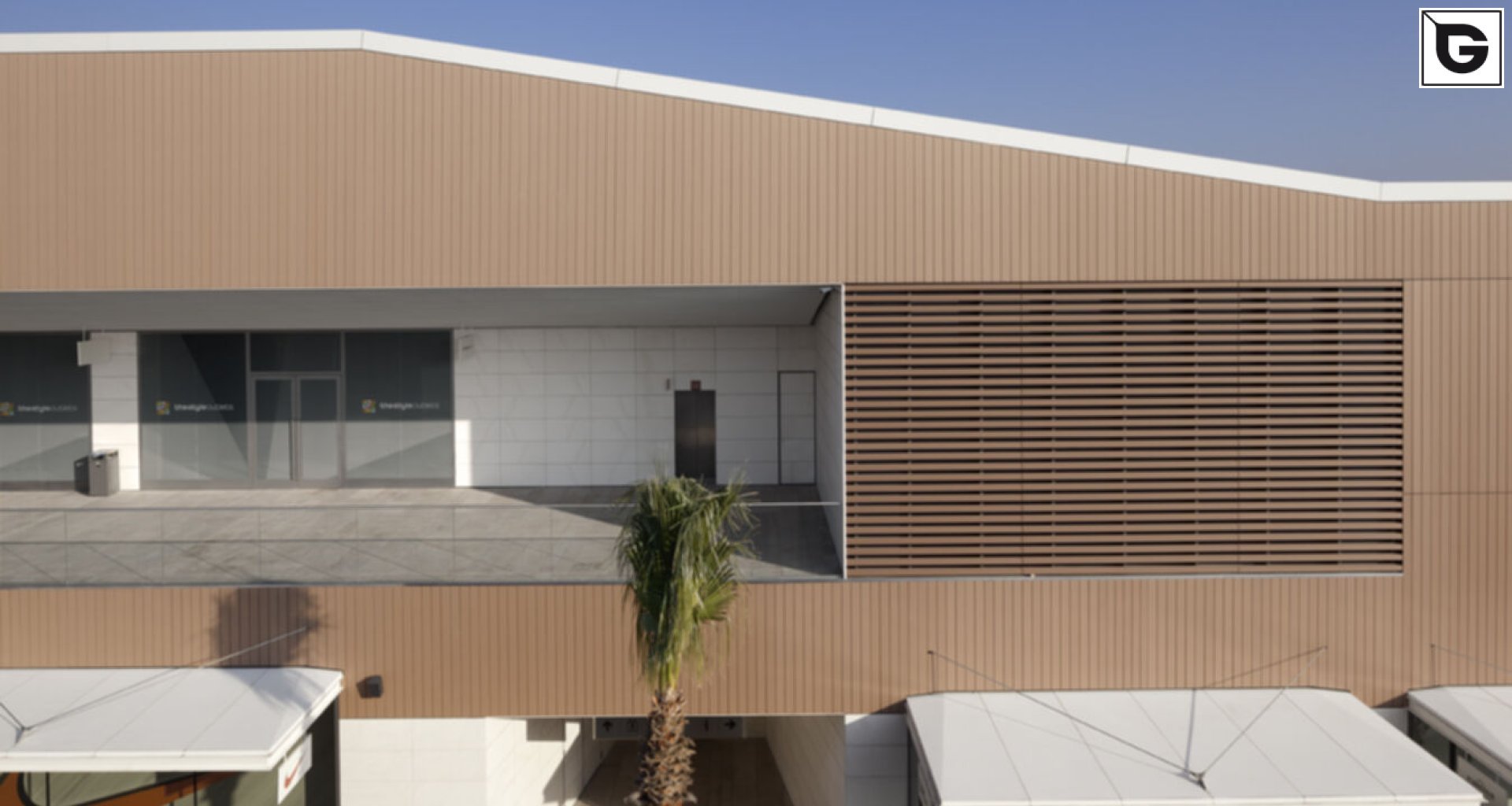 Kaufmännische Gebäude_Verti & Horiz Fassadenverkleidung _Vorzeigeprojekte - WPC holz 