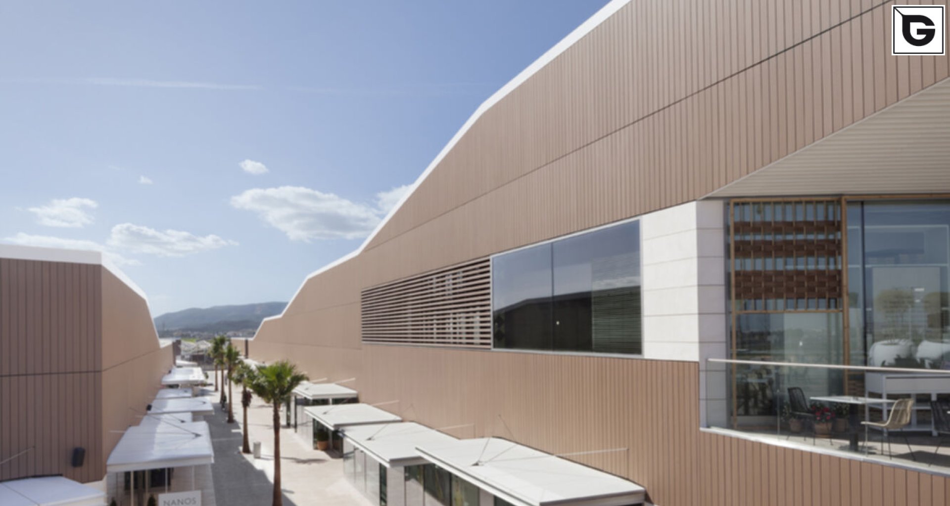 Kaufmännische Gebäude_Verti & Horiz Fassadenverkleidung _Vorzeigeprojekte - WPC holz 