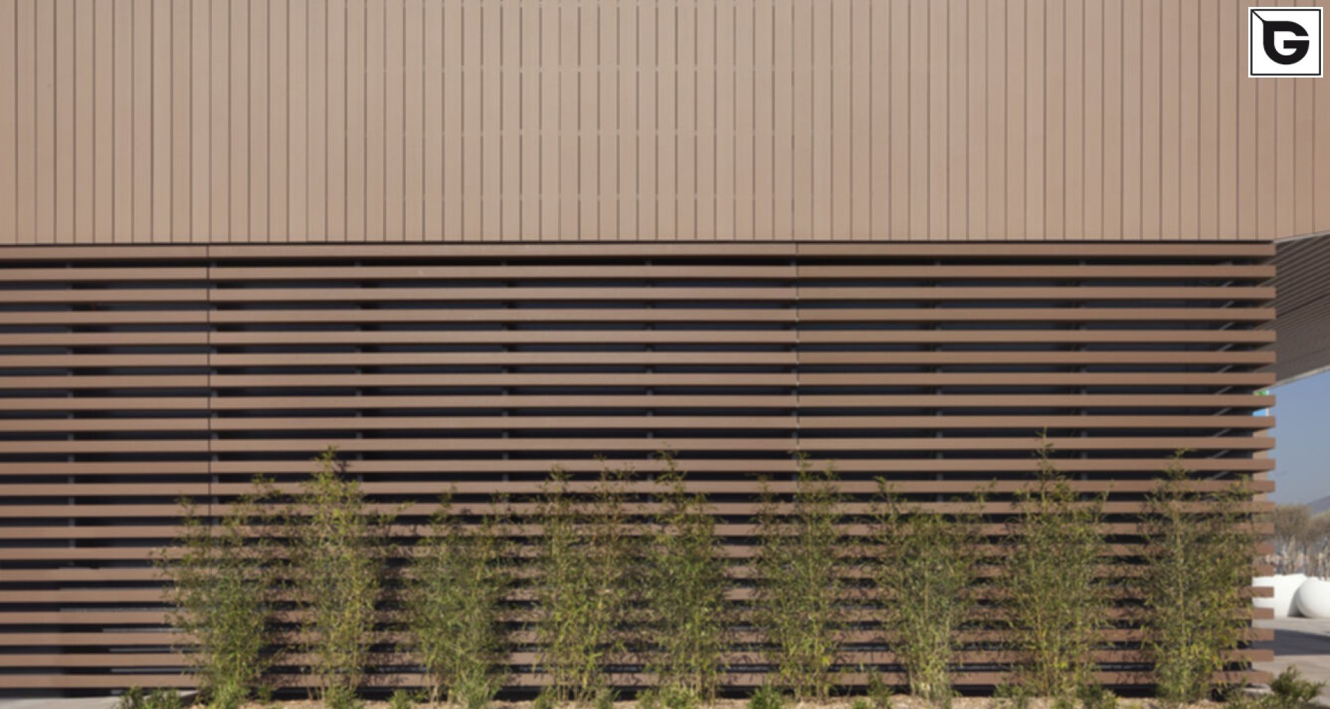 Kaufmännische Gebäude_Verti & Horiz Fassadenverkleidung _Vorzeigeprojekte - WPC holz 