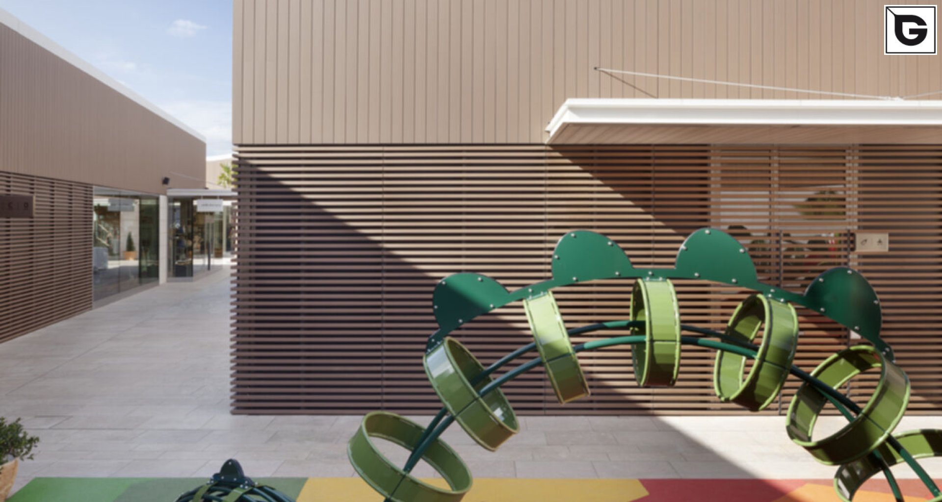 Kaufmännische Gebäude_Verti & Horiz Fassadenverkleidung _Vorzeigeprojekte - WPC holz 