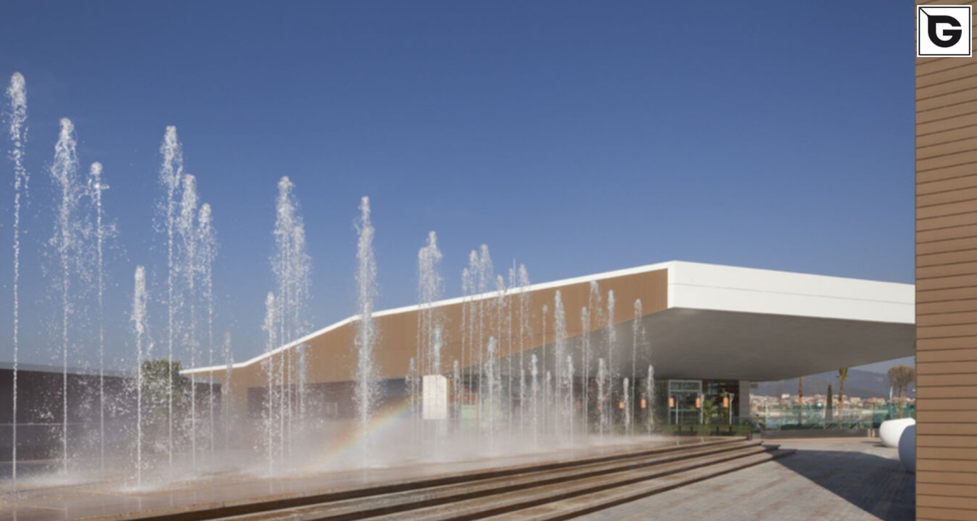 Kaufmännische Gebäude_Verti & Horiz Fassadenverkleidung _Vorzeigeprojekte - WPC holz 