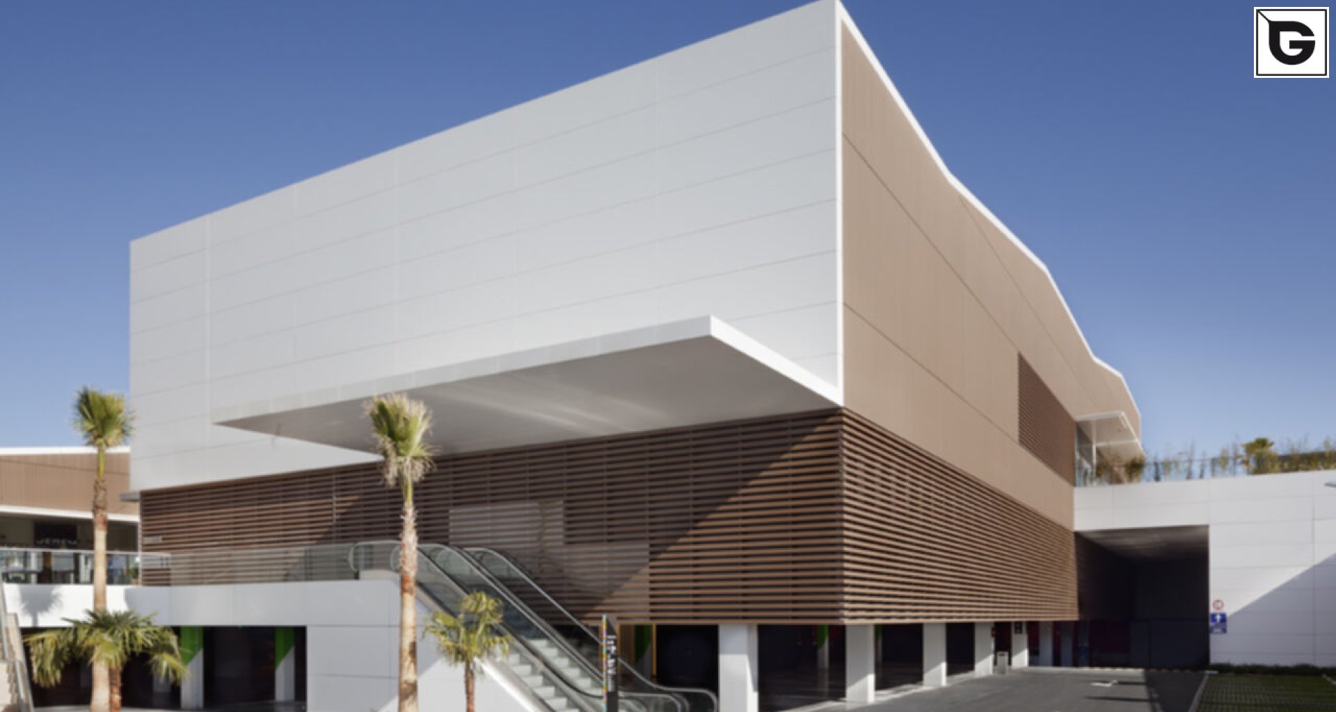 Kaufmännische Gebäude_Verti & Horiz Fassadenverkleidung _Vorzeigeprojekte - WPC holz 