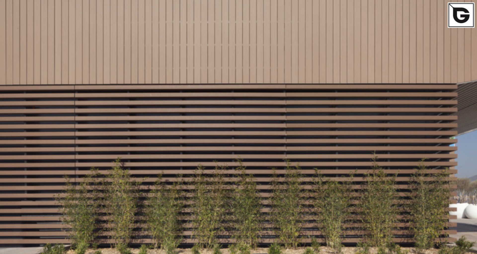 Kaufmännische Gebäude_Verti & Horiz Fassadenverkleidung _Vorzeigeprojekte - WPC holz 