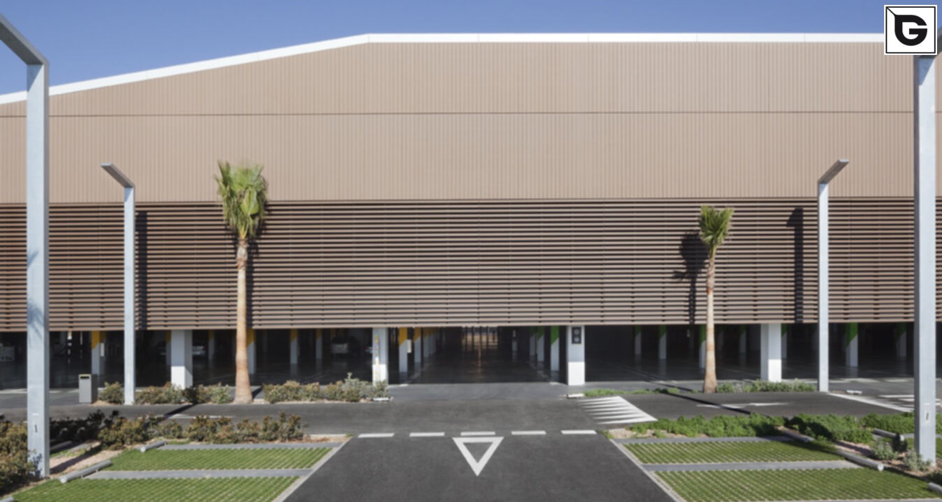 Kaufmännische Gebäude_Verti & Horiz Fassadenverkleidung _Vorzeigeprojekte - WPC holz 