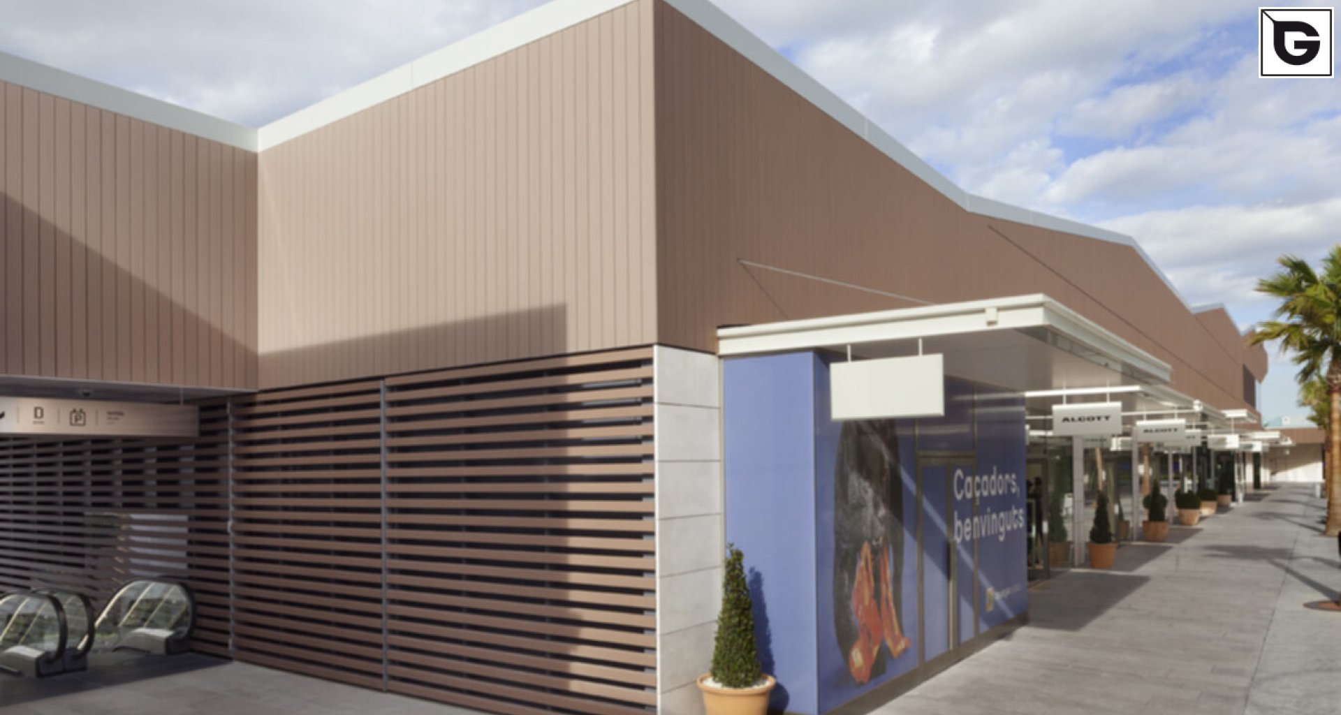 Kaufmännische Gebäude_Verti & Horiz Fassadenverkleidung _Vorzeigeprojekte - WPC holz 