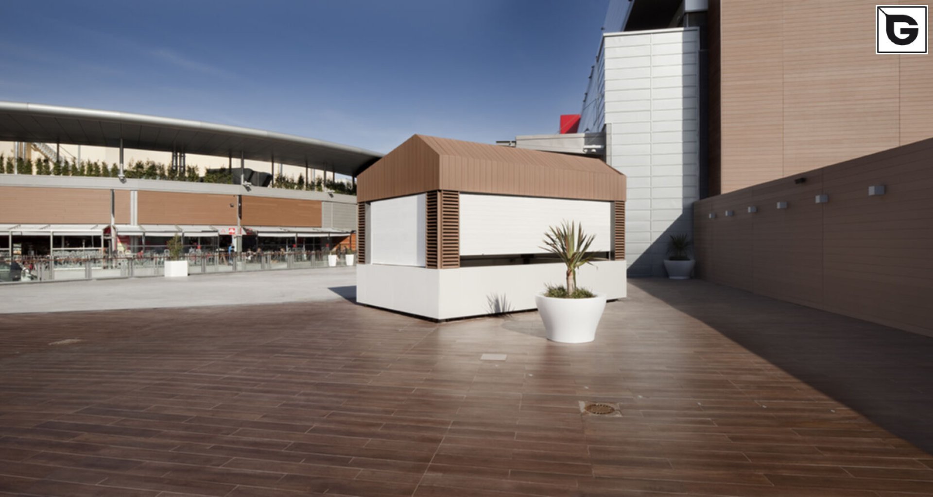 Kaufmännische Gebäude_Fassadenverkleidung - horizontal_Vorzeigeprojekte - WPC holz 