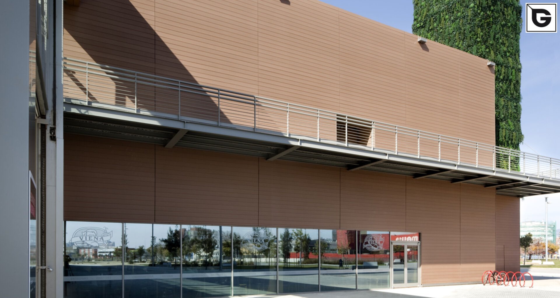 Kaufmännische Gebäude_Fassadenverkleidung - horizontal_Vorzeigeprojekte - WPC holz 