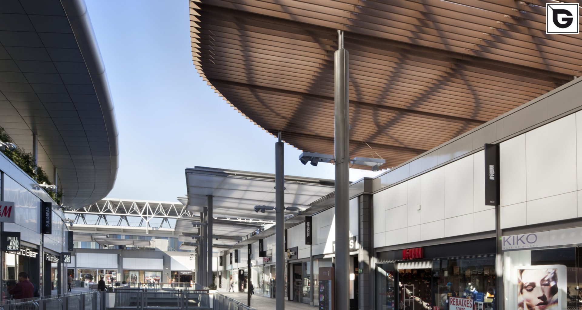 Kaufmännische Gebäude_Horizontal Sonnenschutz, jalousien_Vorzeigeprojekte - WPC holz 