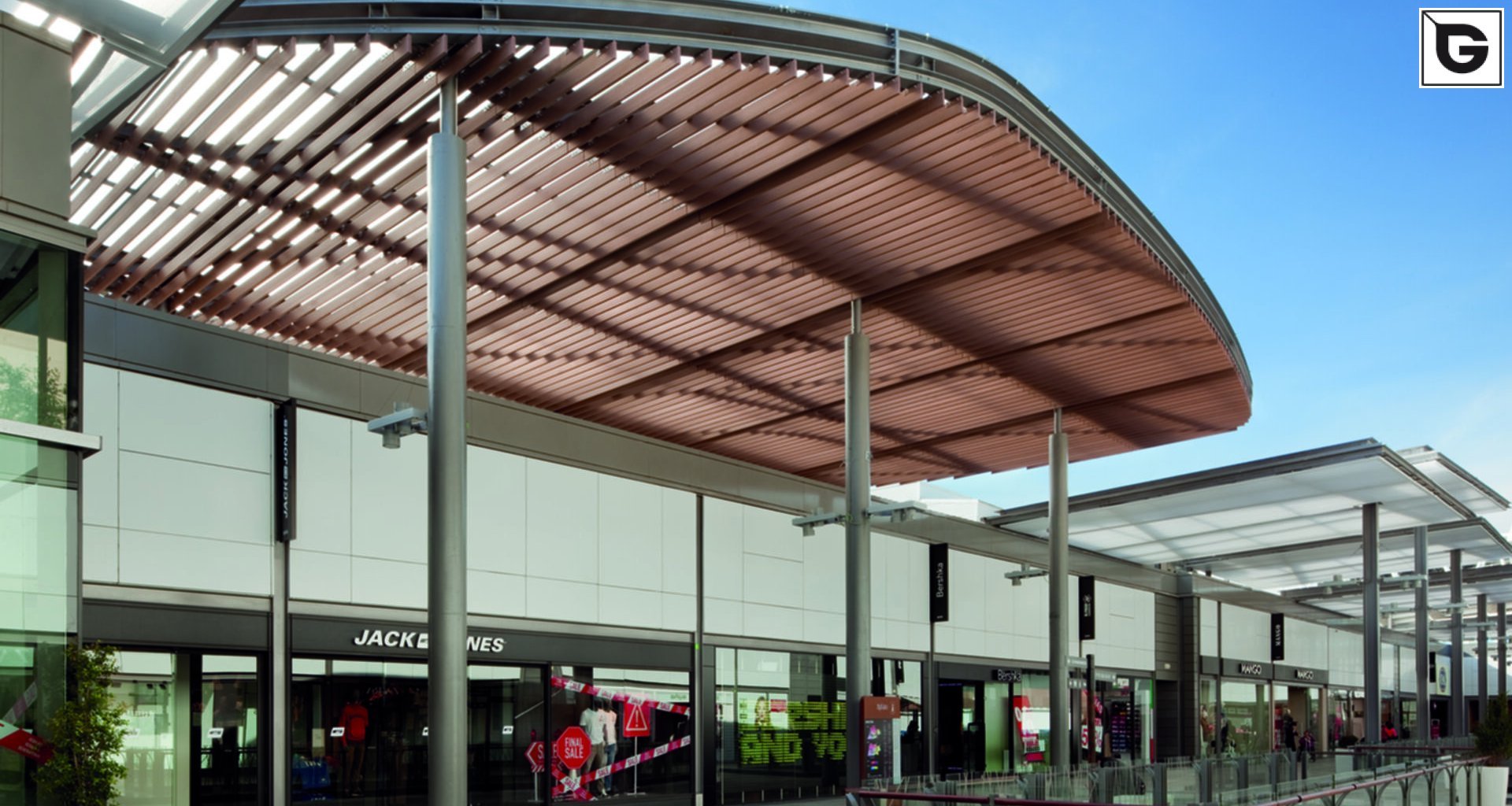 Kaufmännische Gebäude_Horizontal Sonnenschutz, jalousien_Vorzeigeprojekte - WPC holz 