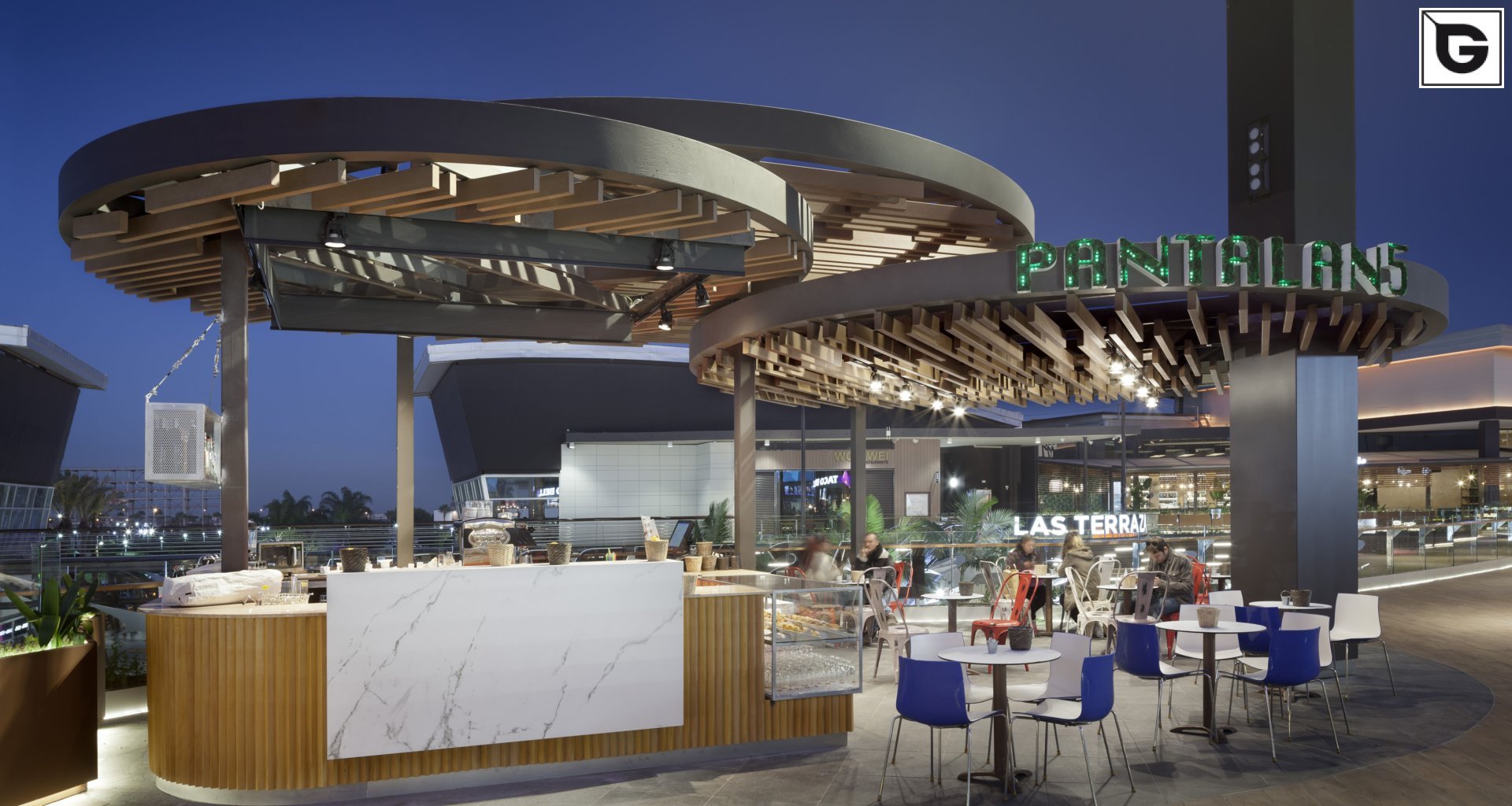 Kaufmännische Gebäude_Offene Fassadenverkleidung - horiz._Einkaufszentrum