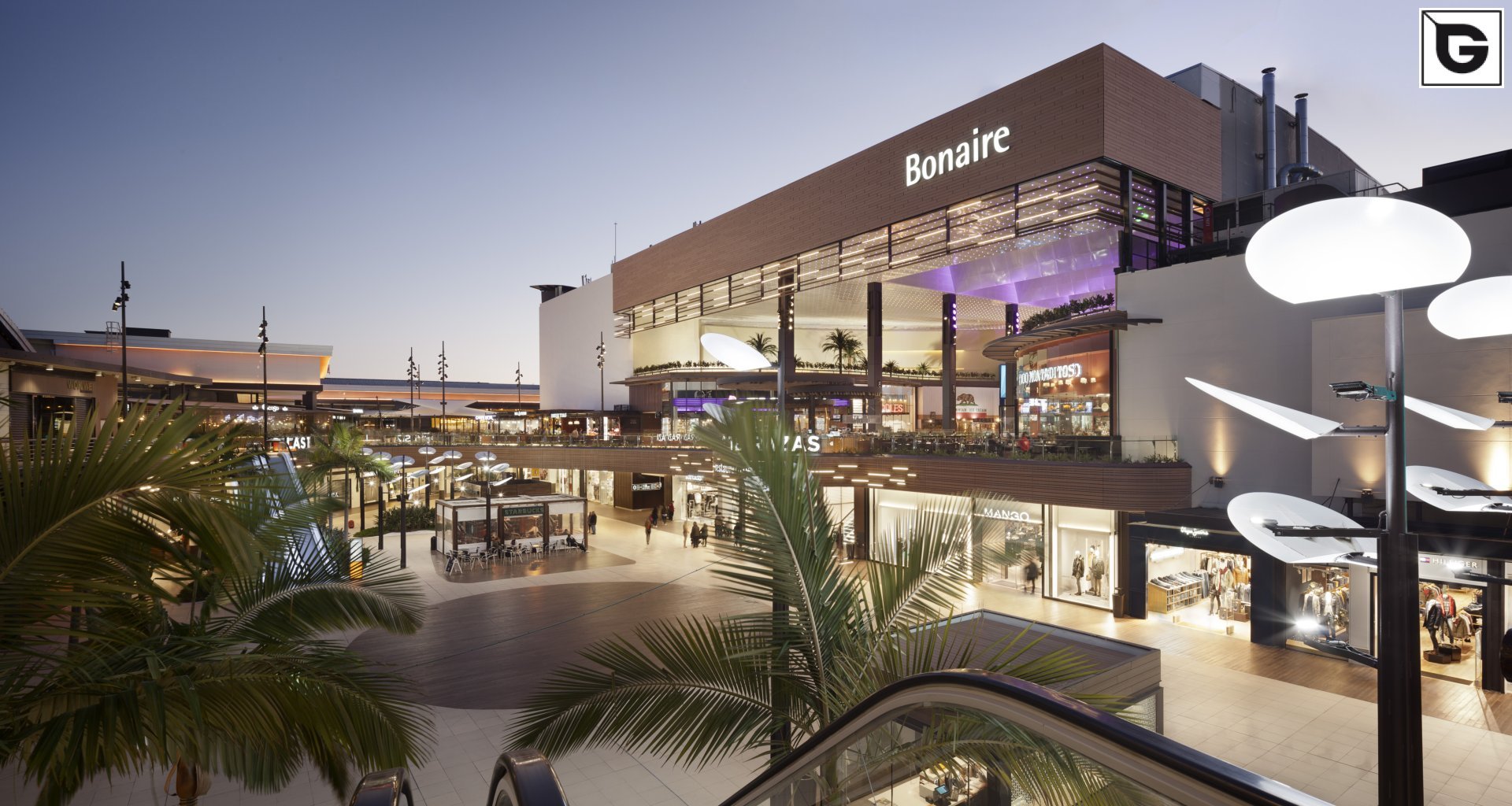 Kaufmännische Gebäude_Offene Fassadenverkleidung - horiz._Einkaufszentrum