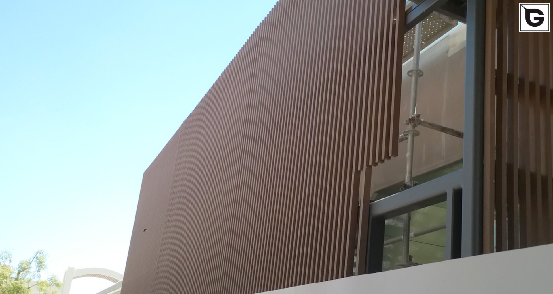 Kaufmännische Gebäude_Offene Fassadenverkleidung - verti._Einkaufszentrum