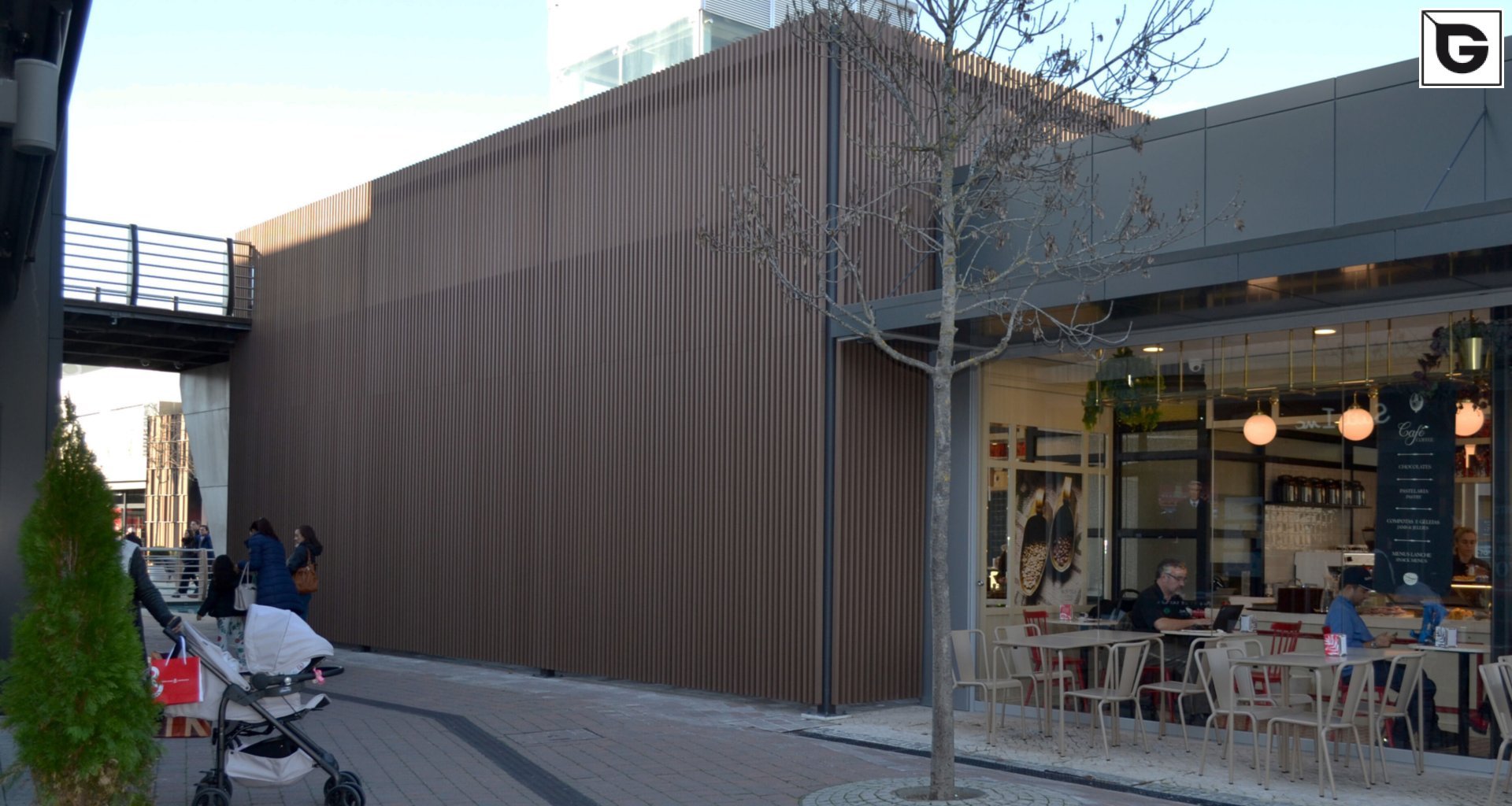 Kaufmännische Gebäude_Offene Fassadenverkleidung - verti._Einkaufszentrum