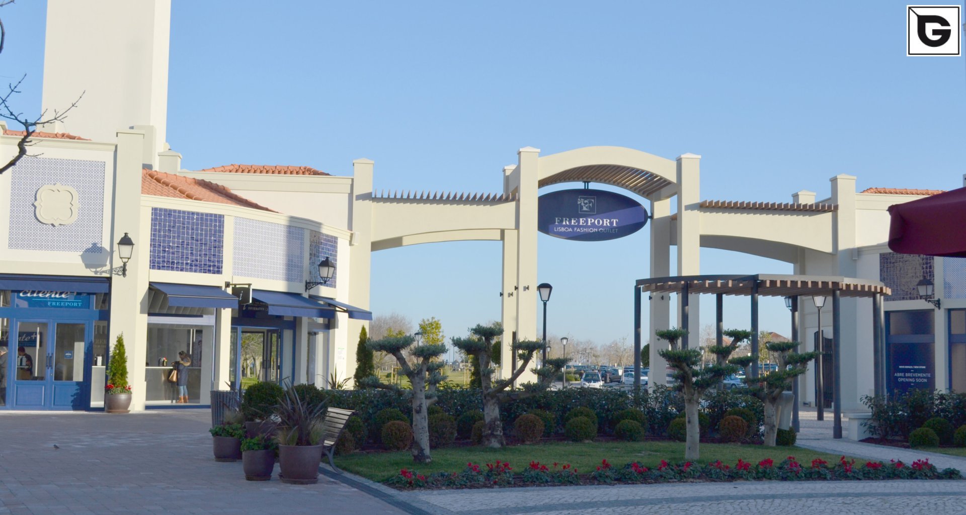 Kaufmännische Gebäude_Offene Fassadenverkleidung - verti._Einkaufszentrum