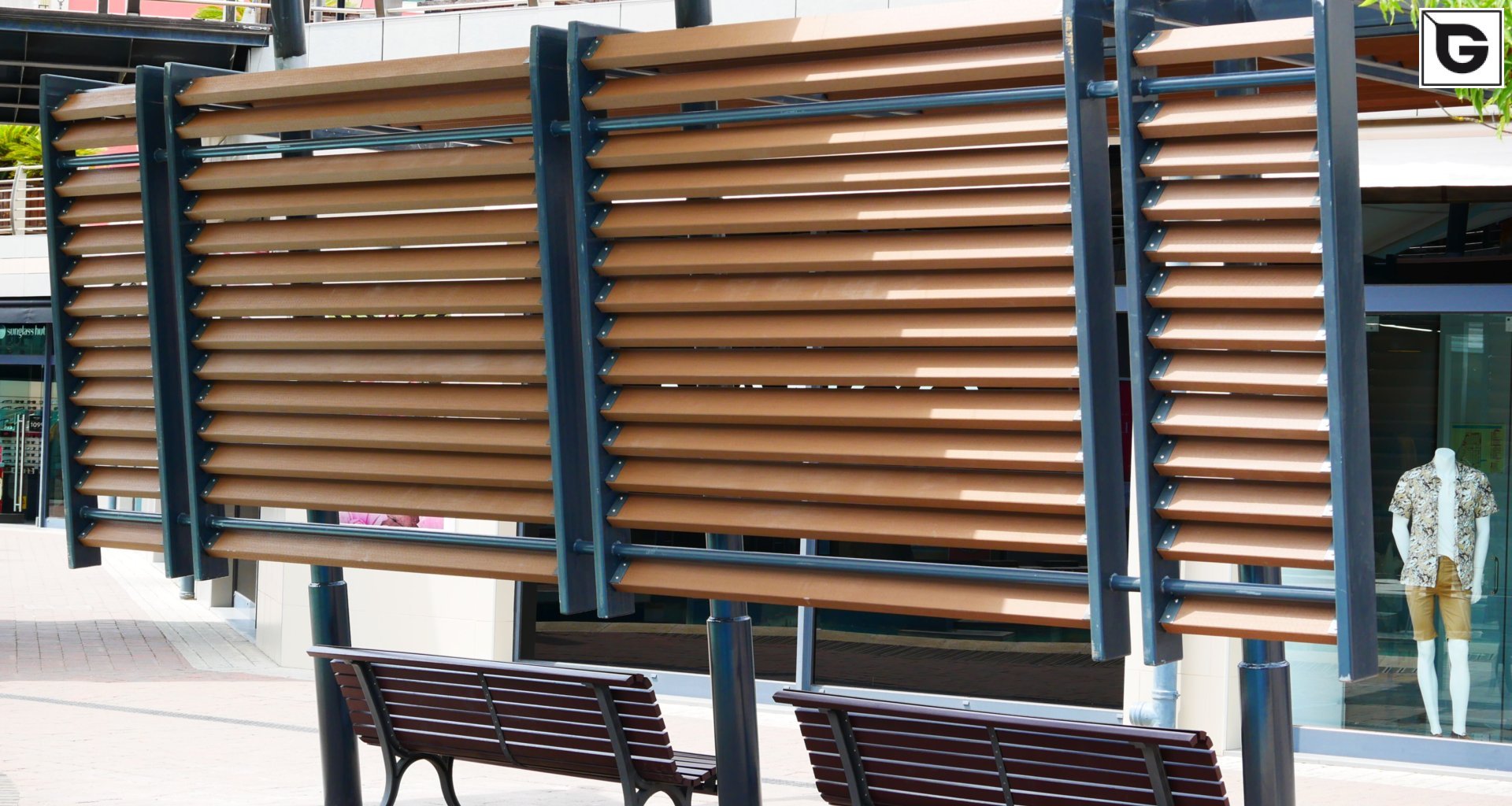 Kaufmännische Gebäude_Offene Fassadenverkleidung - verti._Einkaufszentrum