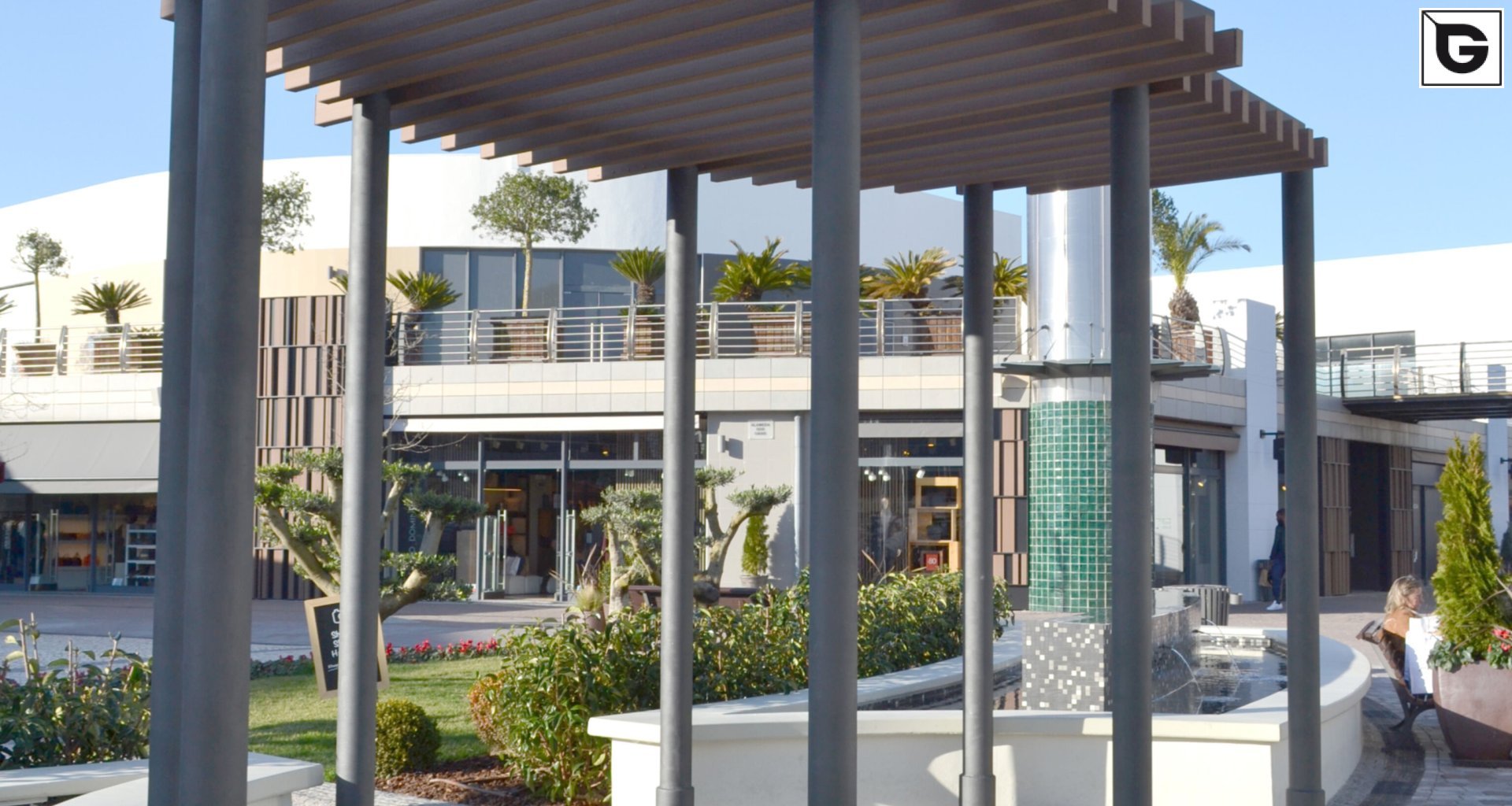 Kaufmännische Gebäude_Offene Fassadenverkleidung - verti._Einkaufszentrum