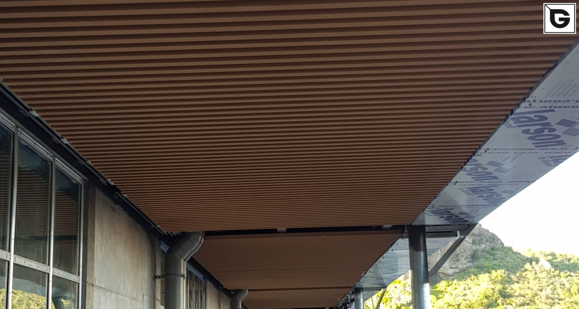 Kaufmännische Gebäude_Pergola, Dachüberstand, Dach_Einkaufszentrum