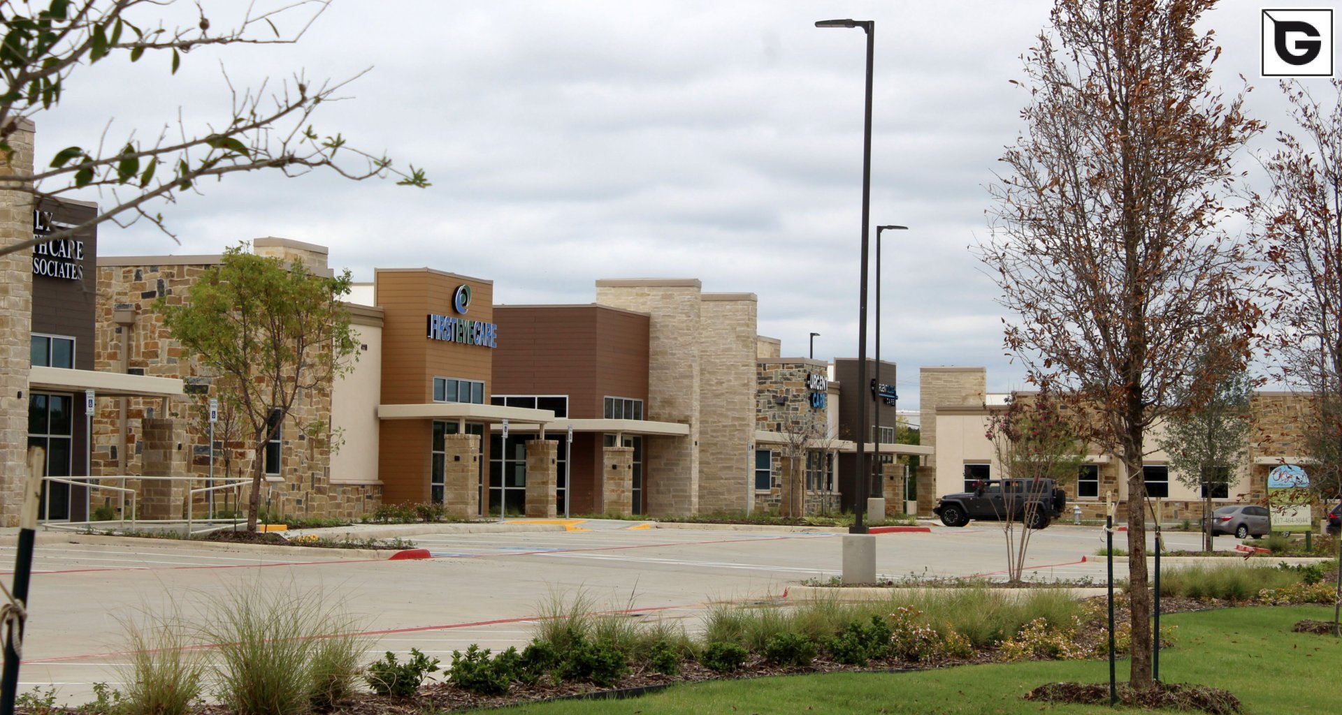 Kaufmännische Gebäude_Fassadenverkleidung - horizontal_Einkaufszentrum