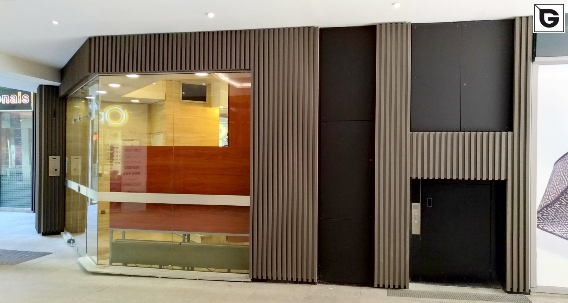 Kaufmännische Gebäude_Offene Fassadenverkleidung - verti._Einkaufszentrum