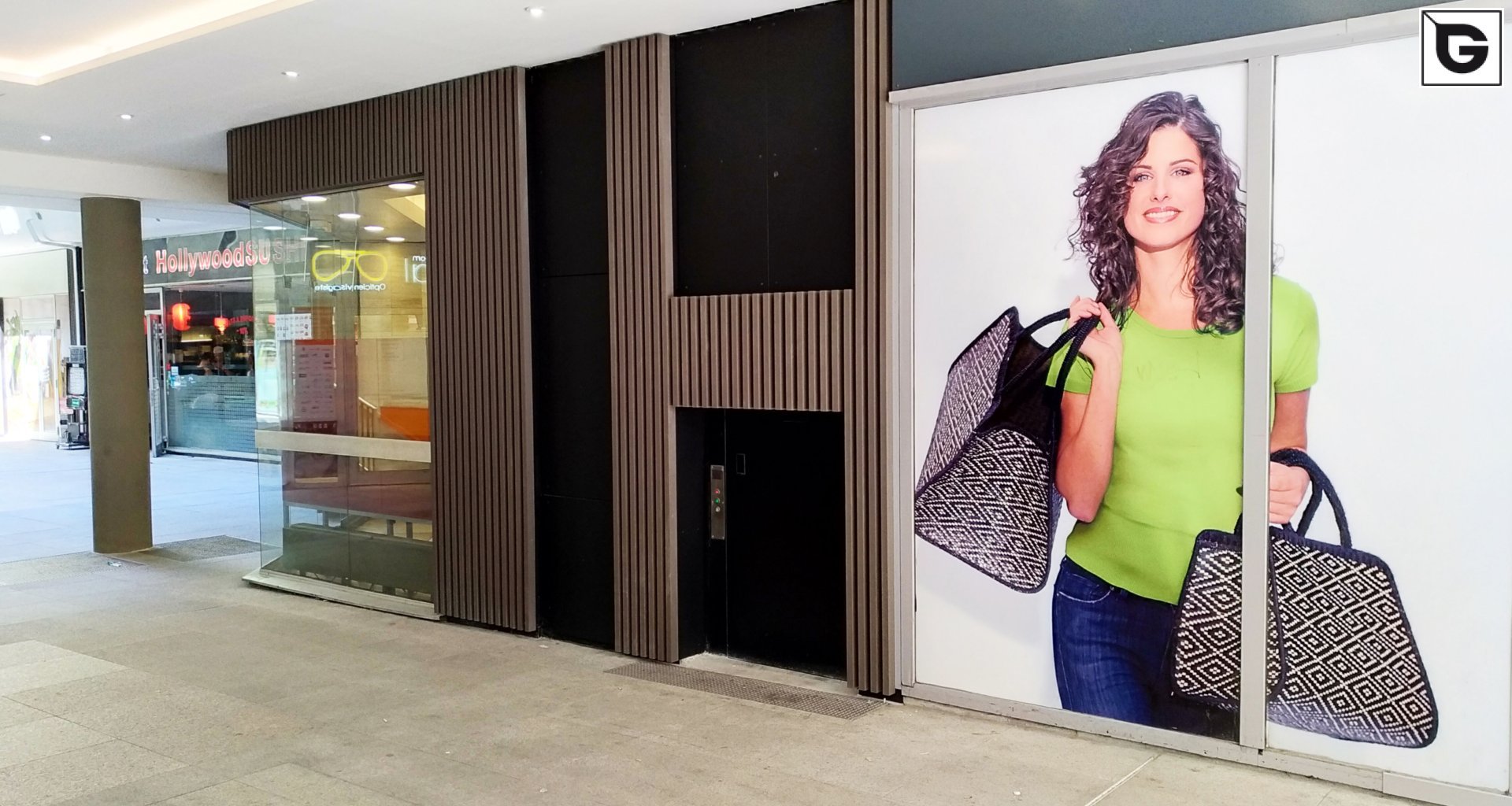 Kaufmännische Gebäude_Offene Fassadenverkleidung - verti._Einkaufszentrum