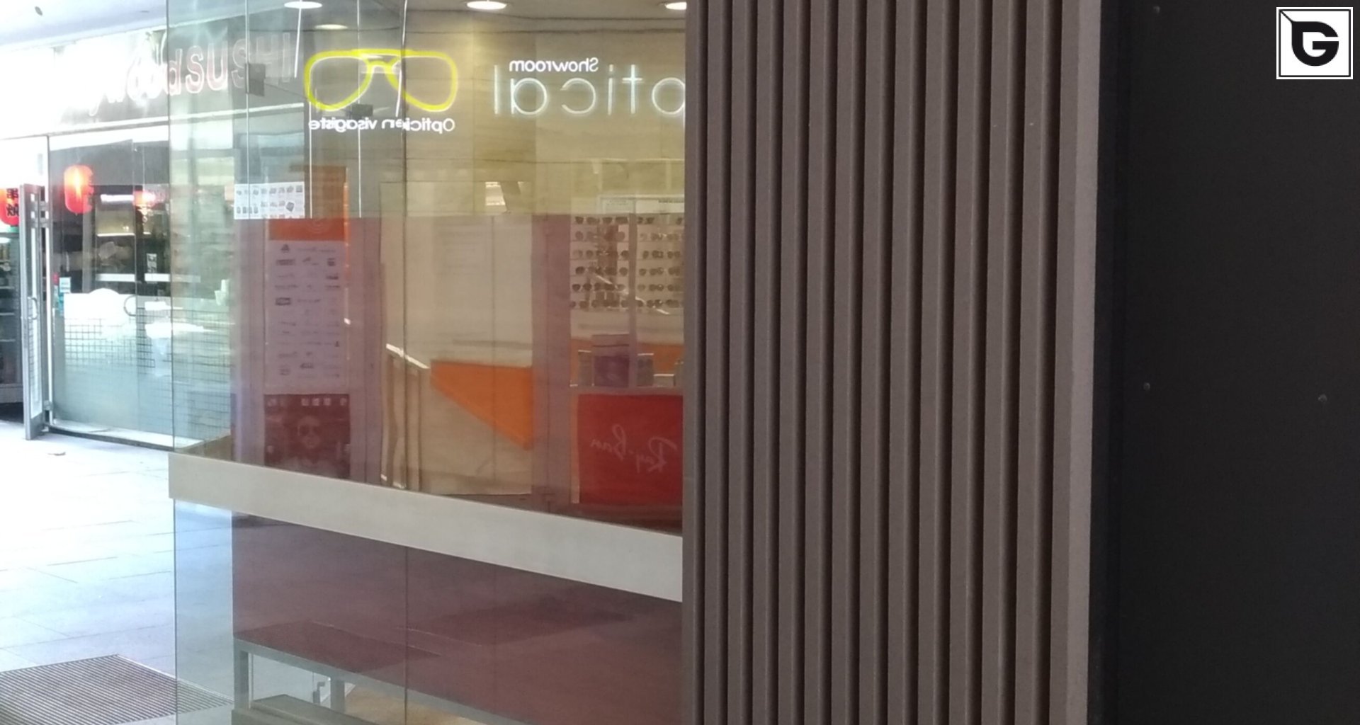 Kaufmännische Gebäude_Offene Fassadenverkleidung - verti._Einkaufszentrum