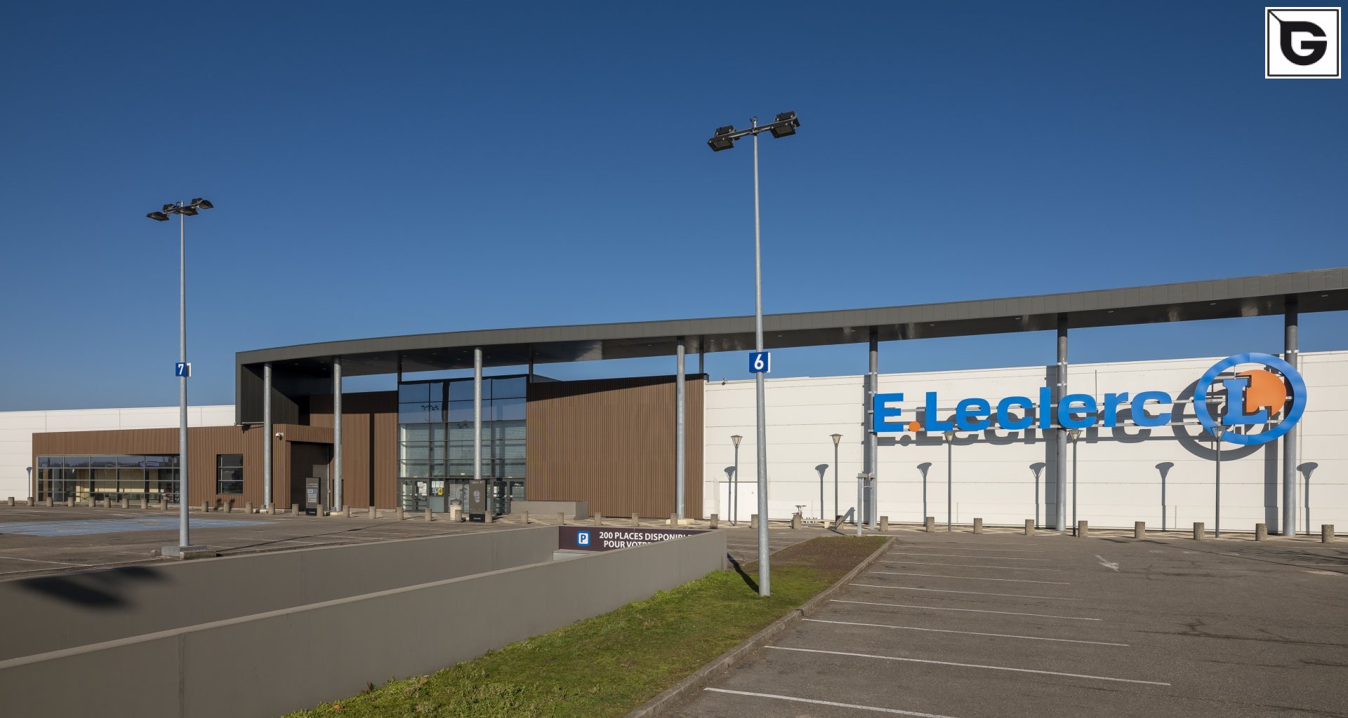 Kaufmännische Gebäude_Offene Fassadenverkleidung - verti._Einkaufszentrum