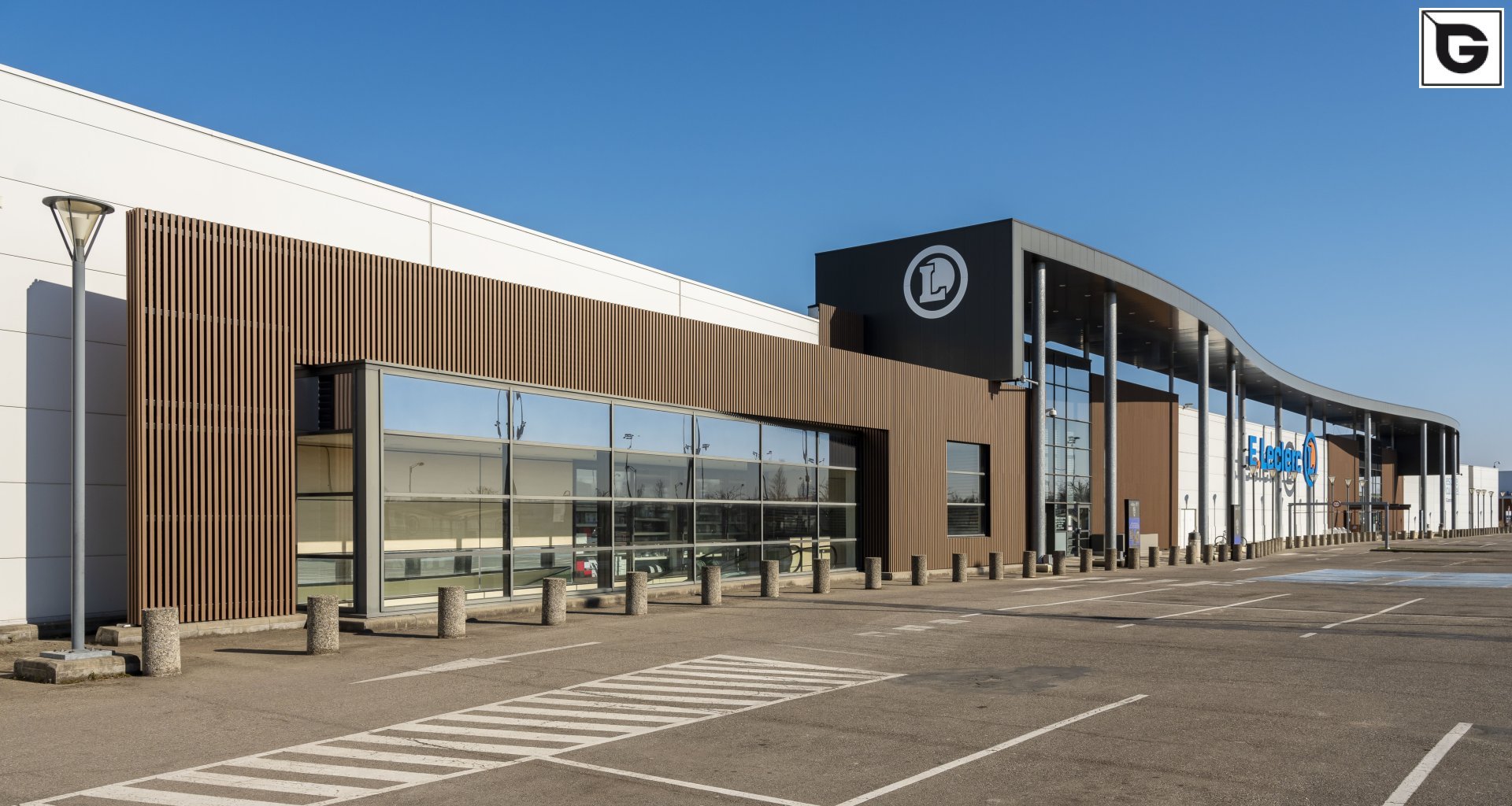 Kaufmännische Gebäude_Offene Fassadenverkleidung - verti._Einkaufszentrum