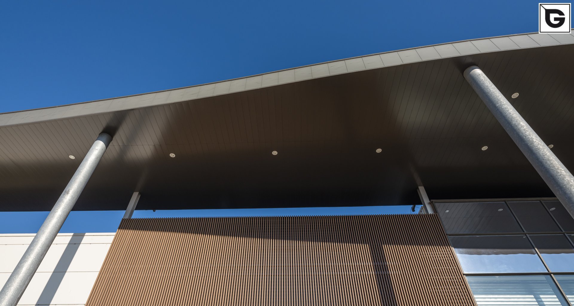 Kaufmännische Gebäude_Offene Fassadenverkleidung - verti._Einkaufszentrum