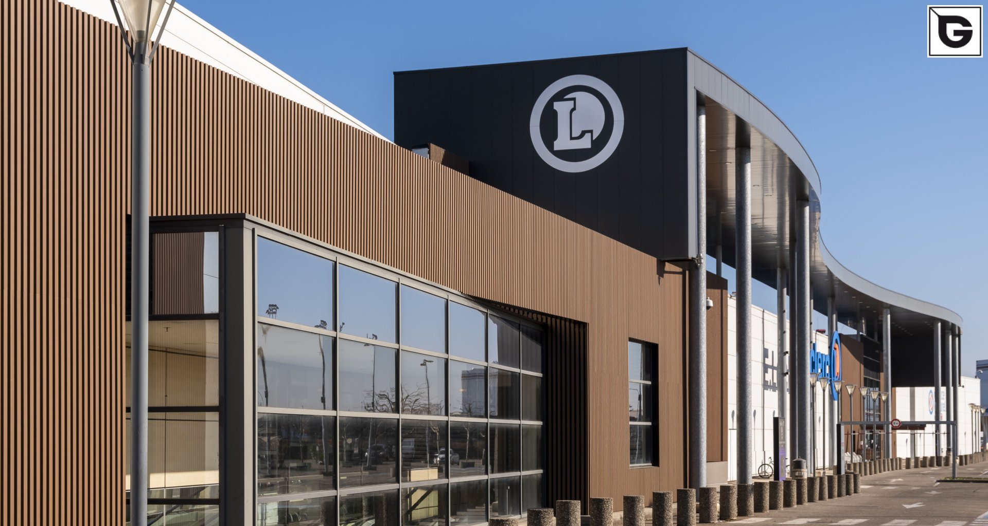 Kaufmännische Gebäude_Offene Fassadenverkleidung - verti._Einkaufszentrum