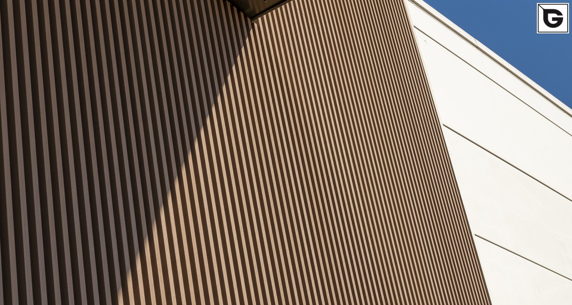 Kaufmännische Gebäude_Offene Fassadenverkleidung - verti._Einkaufszentrum